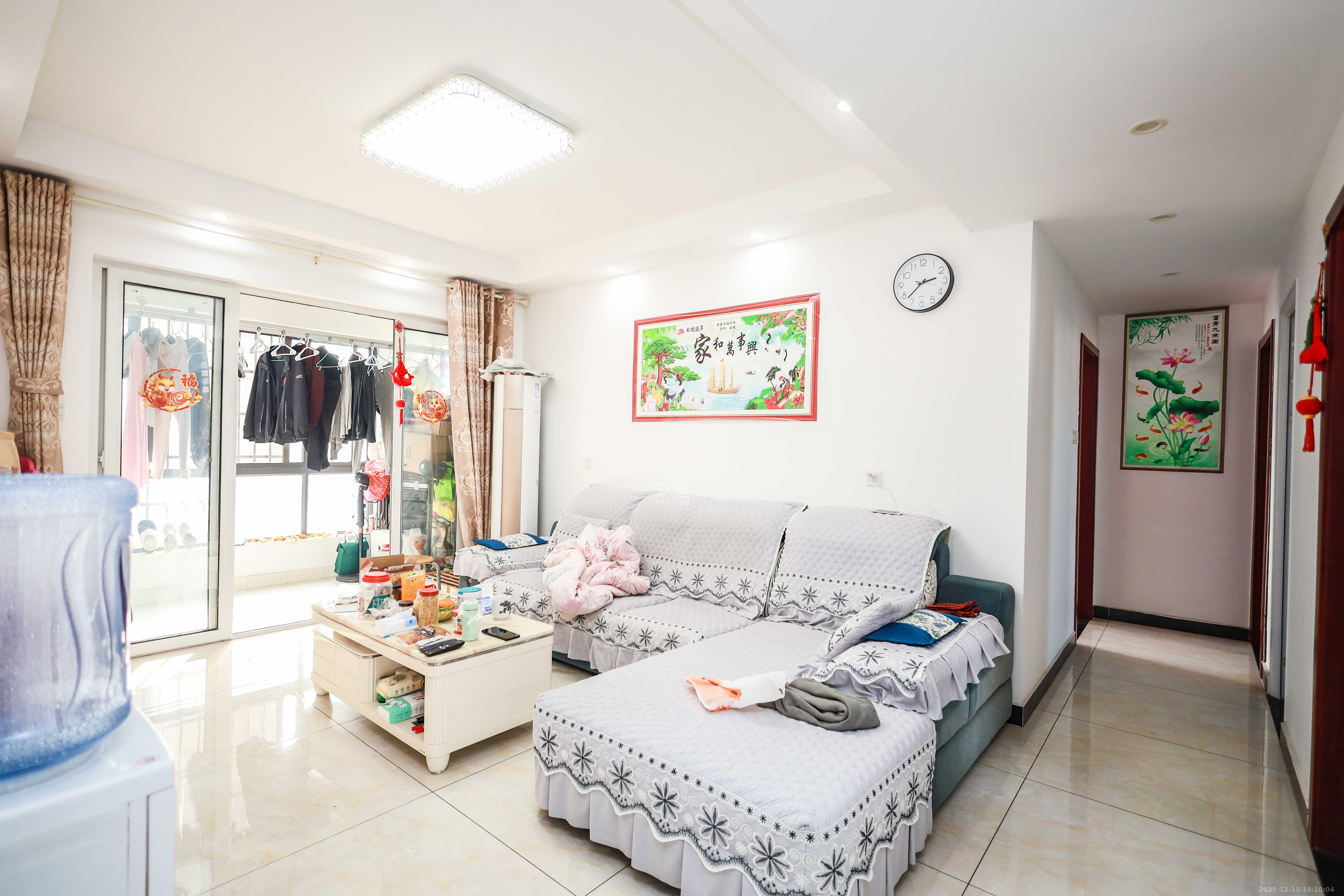 天麓尚层  3室2厅2卫    70.0万客厅