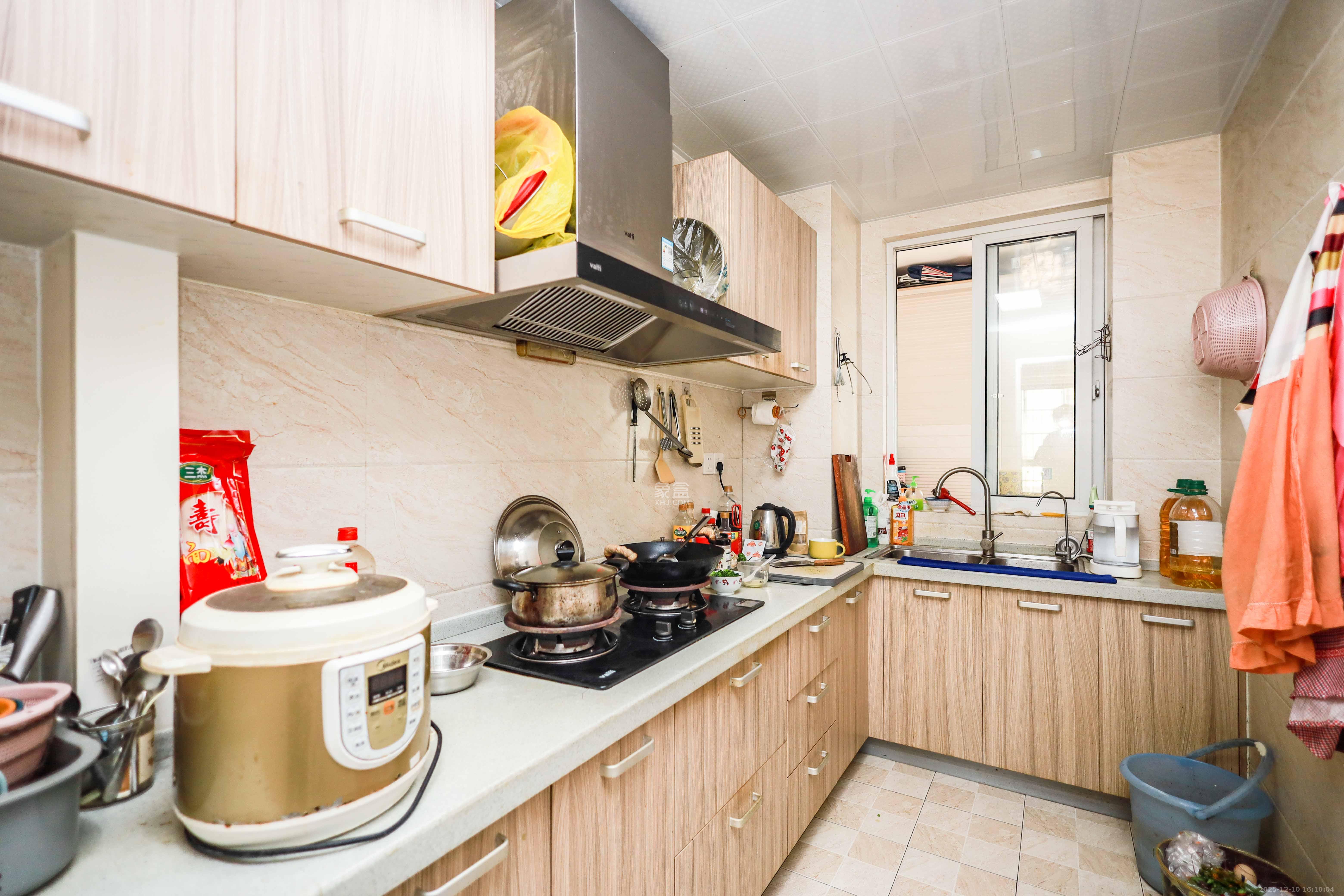 天麓尚层  3室2厅2卫    70.0万厨房