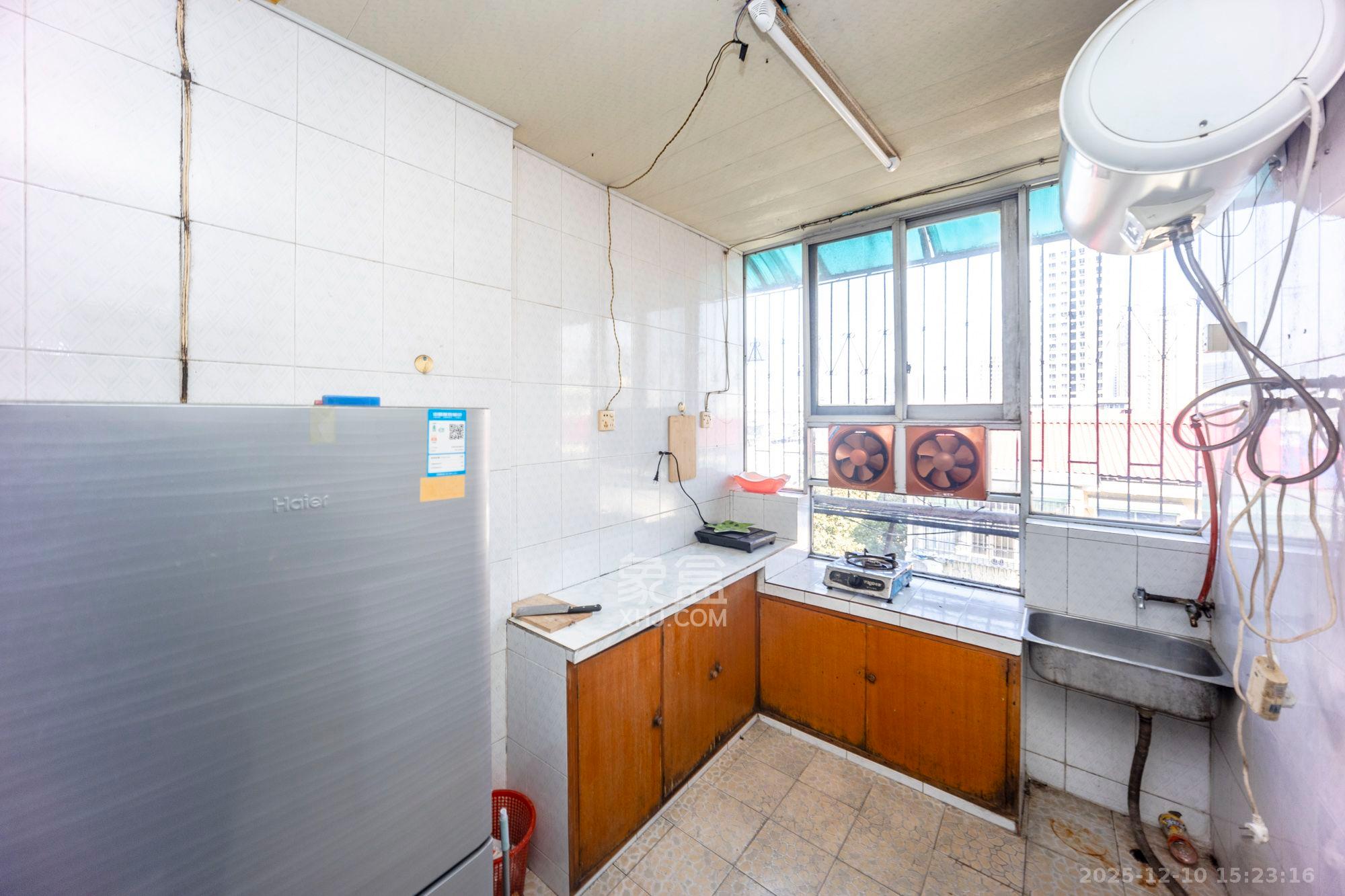 解放四村363号新族公寓 4室2厅1卫 2000.0元/月 解放四村363号新族公寓 4室2厅1卫 2000.0元/月室内图