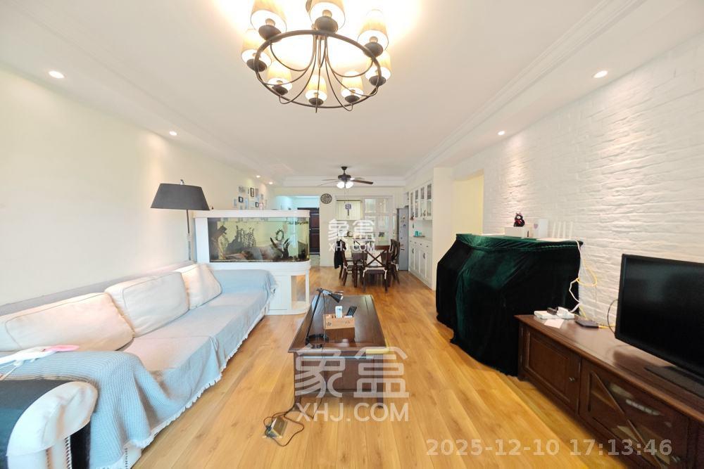 新城新世界一二三期  3室2厅2卫    3800.0元/月