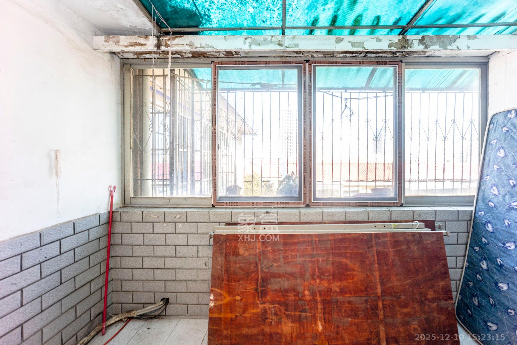 解放四村363号新族公寓  4室2厅1卫    2000.0元/月室内图