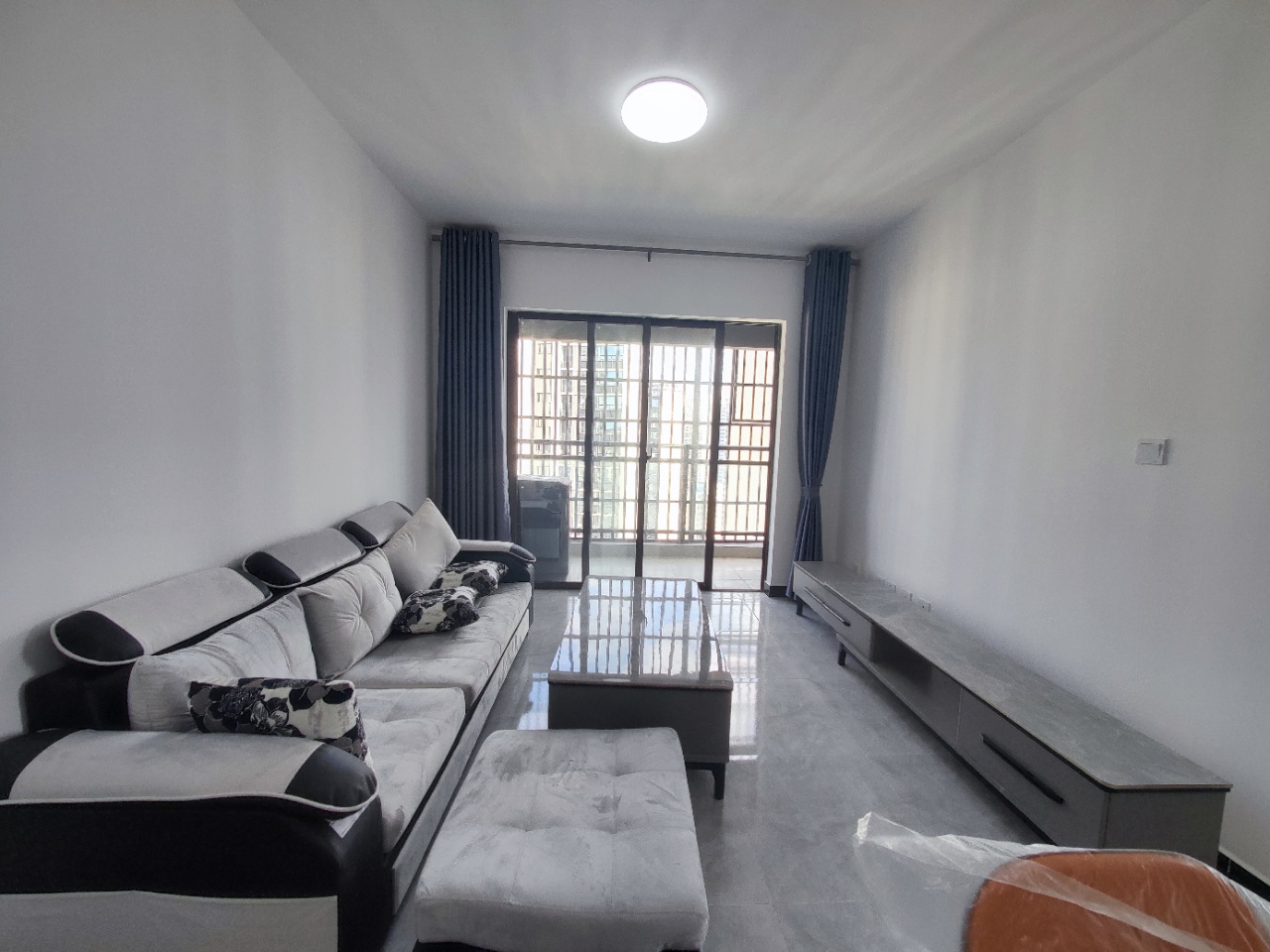 坡博家园四区  2室2厅1卫    2400.0元/月