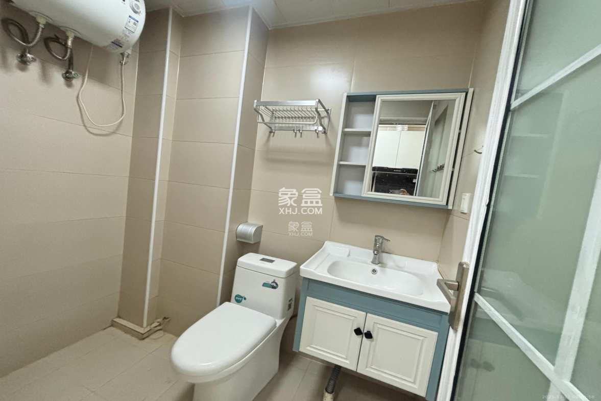 东盈商业广场(华泉城市广场) 1室1厅1卫 1300.0元/月 东盈商业广场(华泉城市广场) 1室1厅1卫 1300.0元/月室内图