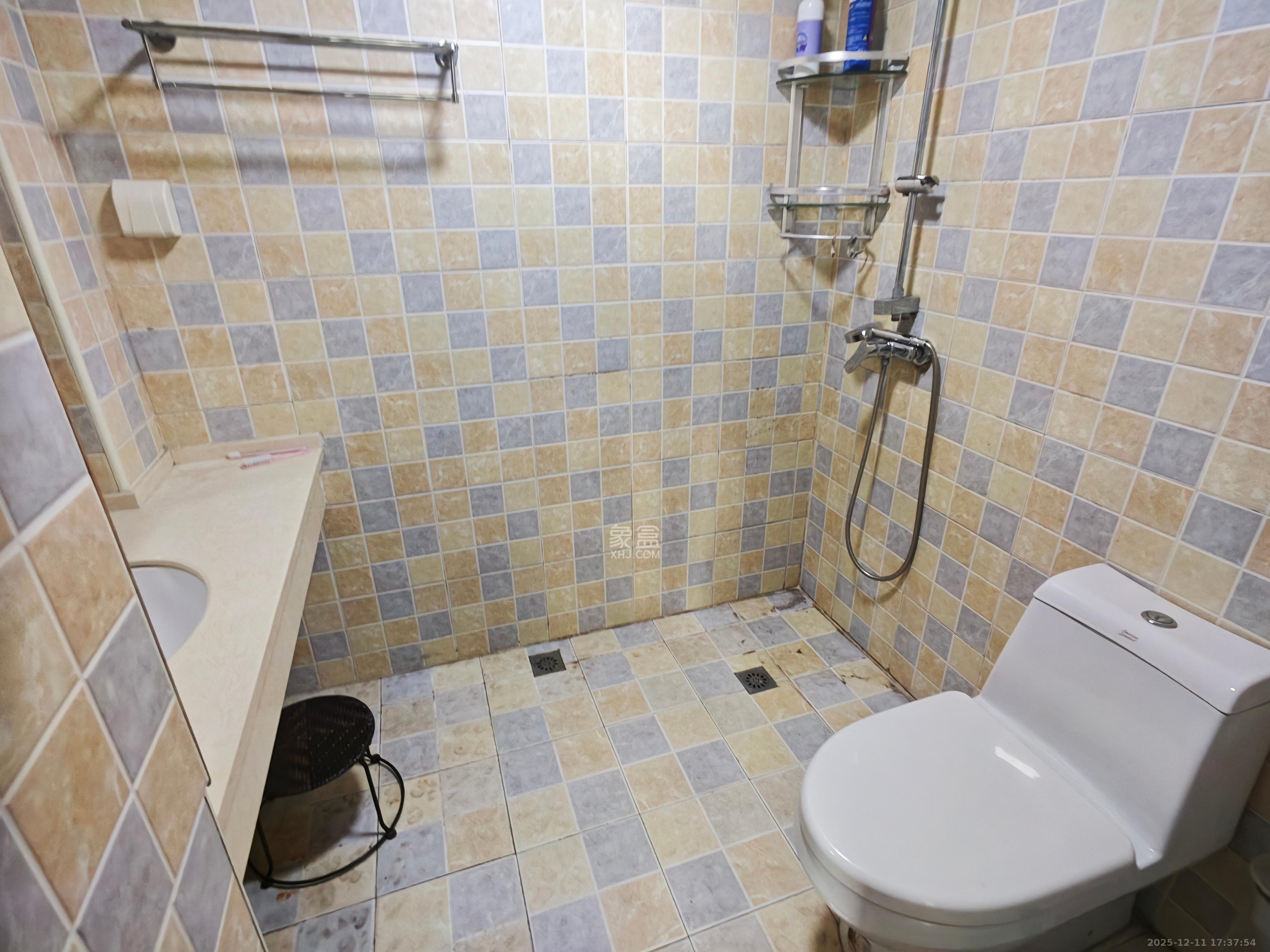 荣盛花语馨苑 3室2厅2卫 2600.0元/月 荣盛花语馨苑 3室2厅2卫 2600.0元/月室内图