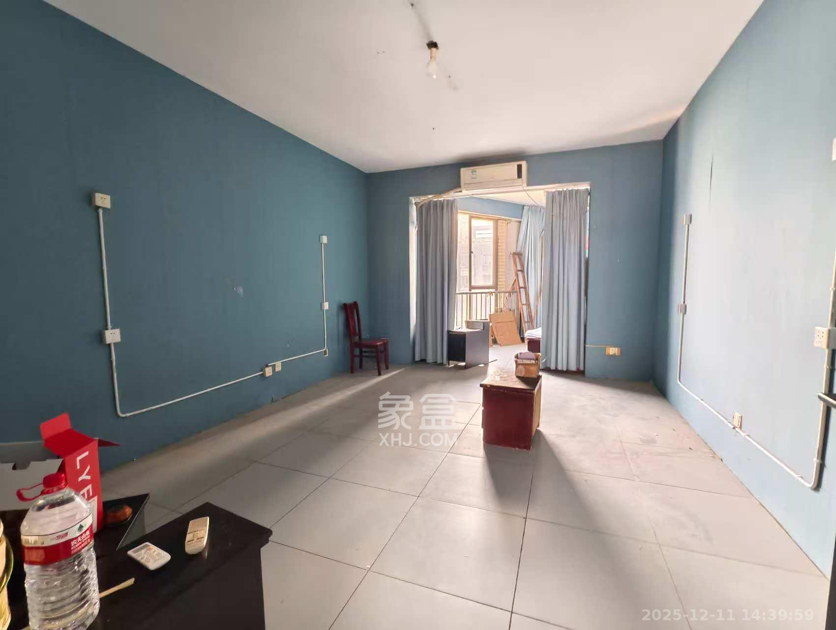 蔚蓝天空  4室2厅2卫    3000.0元/月