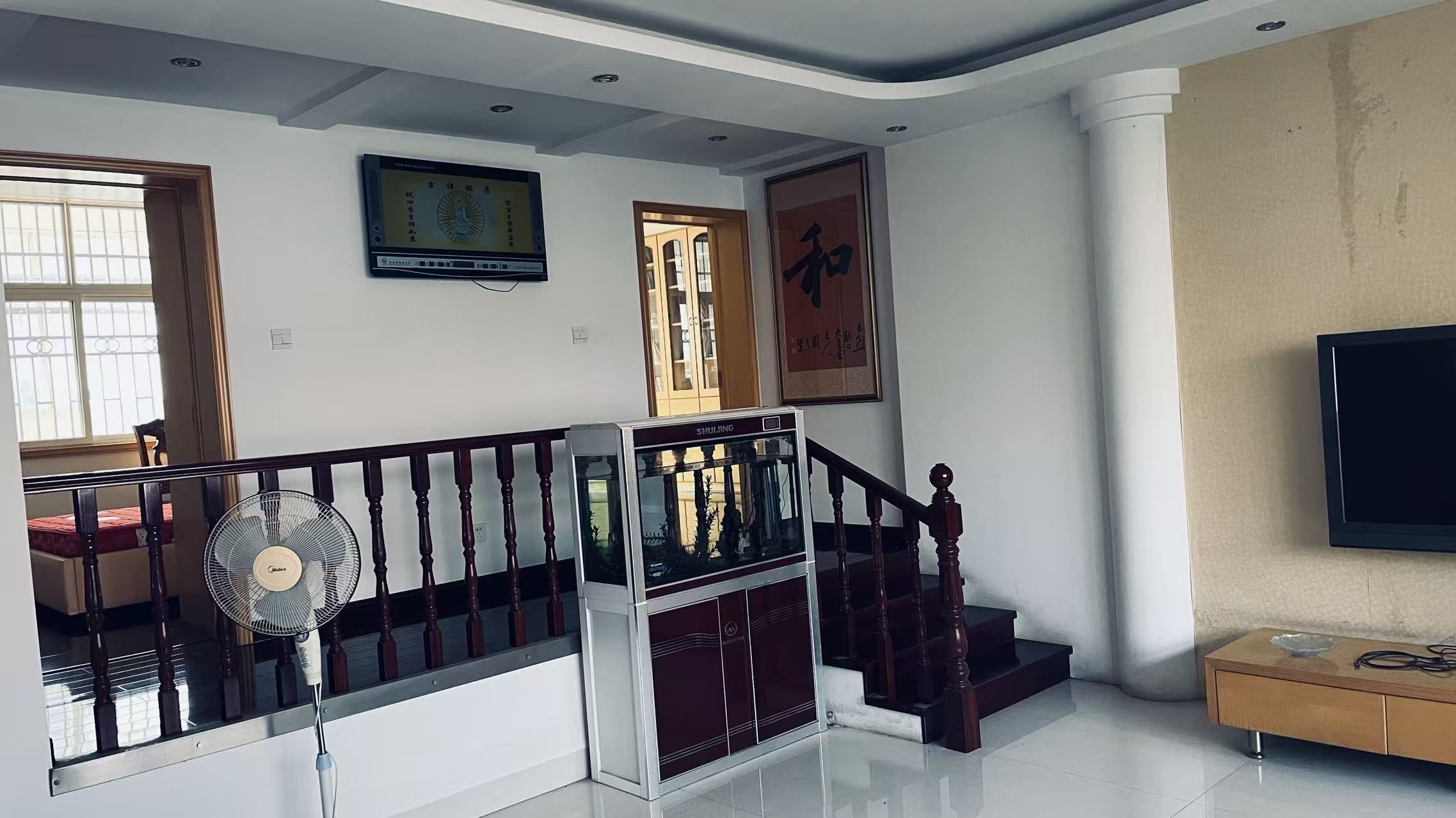 广电中心家属楼  4室2厅2卫    1500.0元/月