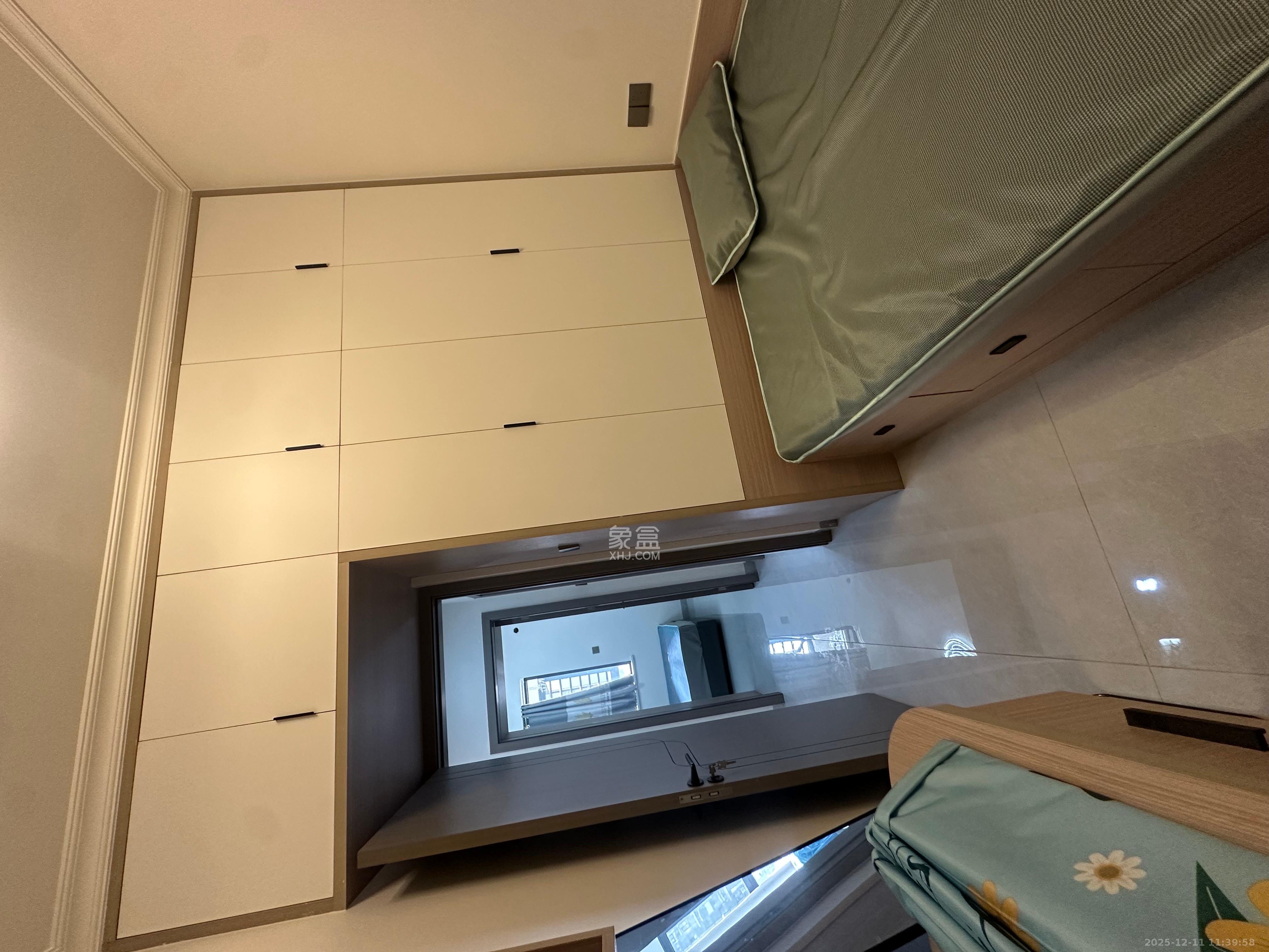 华润置地广场二期  3室2厅2卫    2400.0元/月室内图