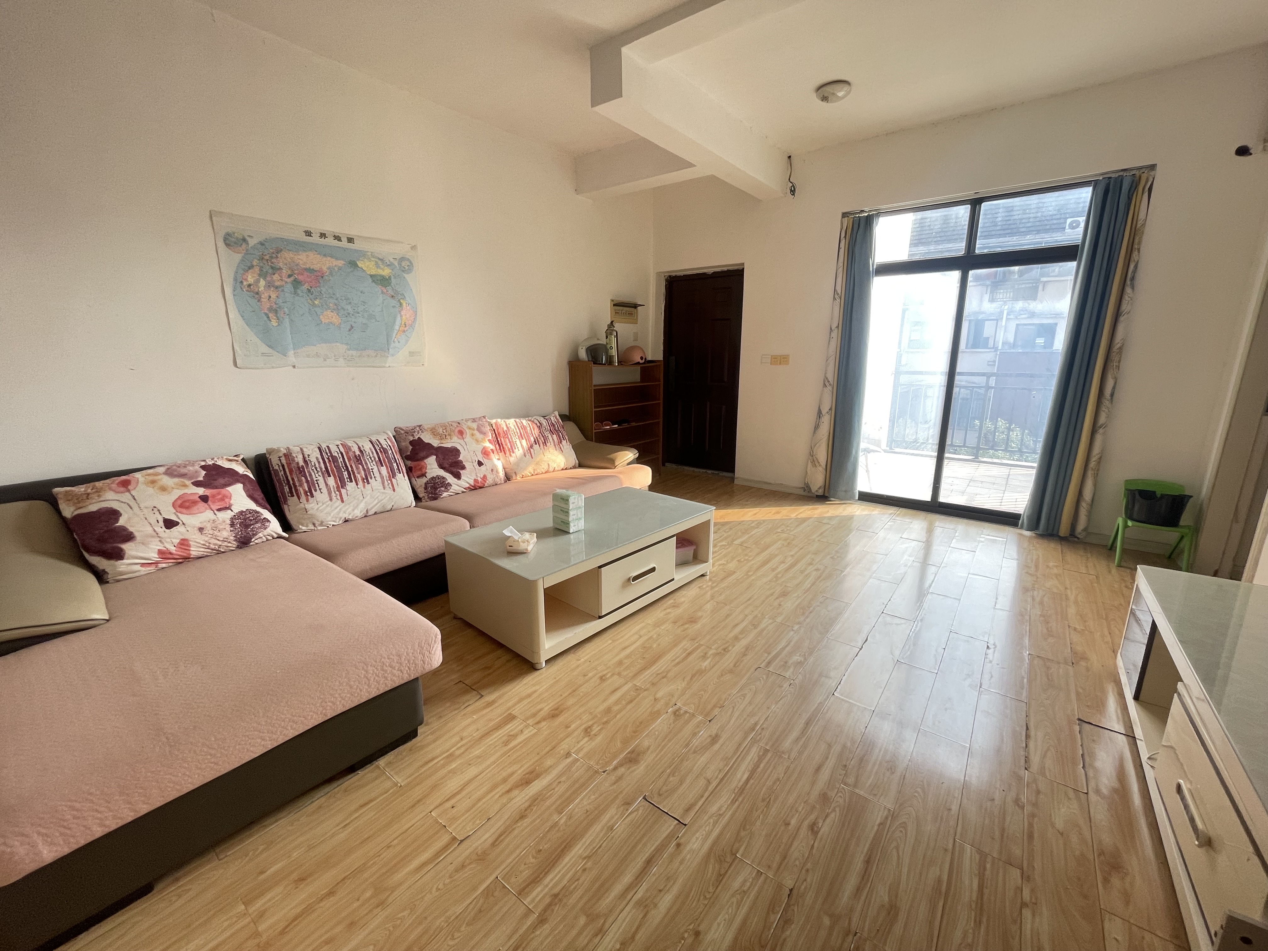 银泰红城1-5期  3室0厅0卫    2000.0元/月