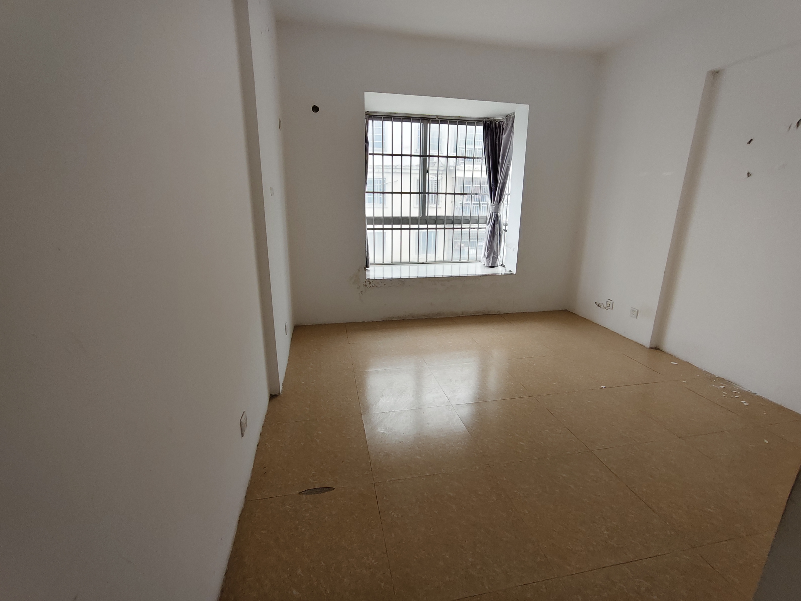 翔龙小区  4室2厅2卫    2300.0元/月