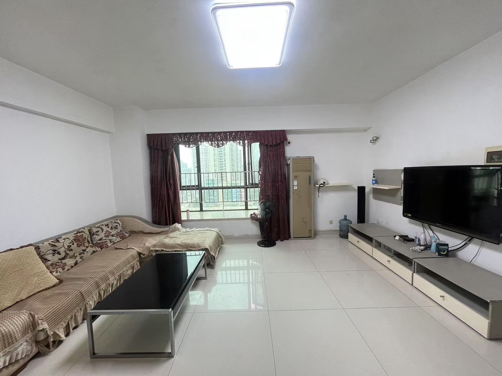 红城湖国际广场  2室2厅1卫    2200.0元/月