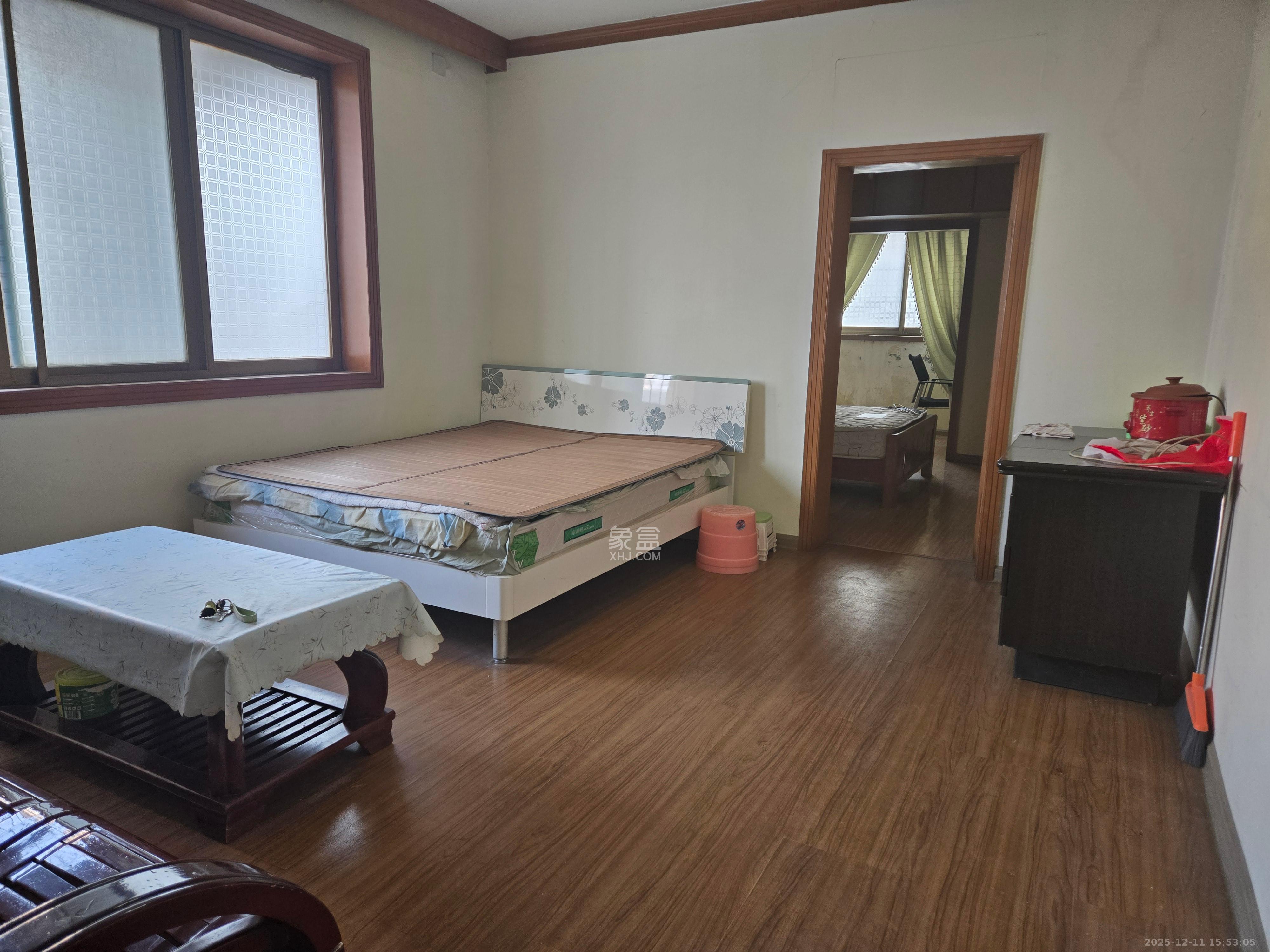 清水塘菜市场  1室1厅1卫    1300.0元/月