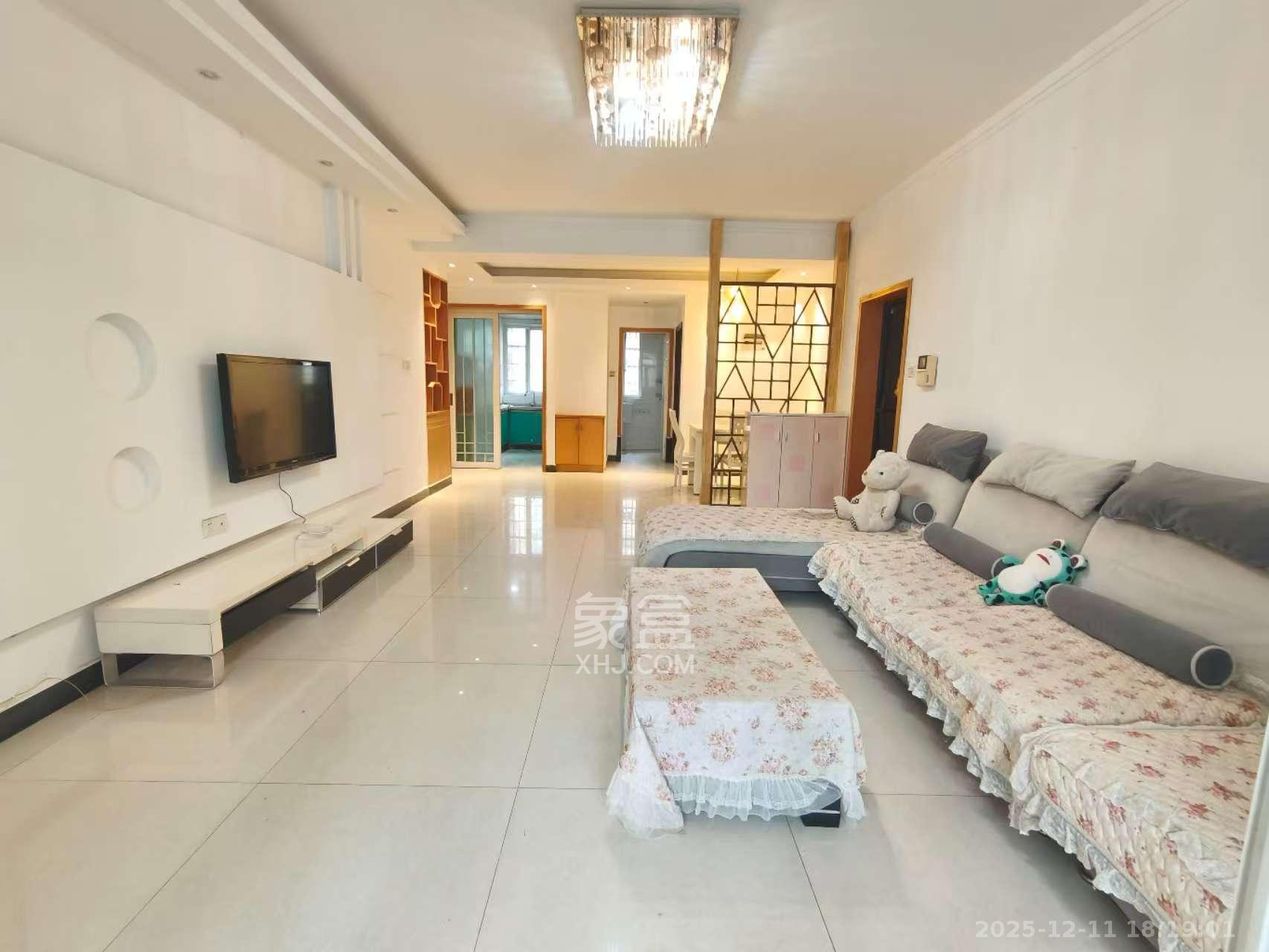 荣鑫家园  3室2厅2卫    1600.0元/月