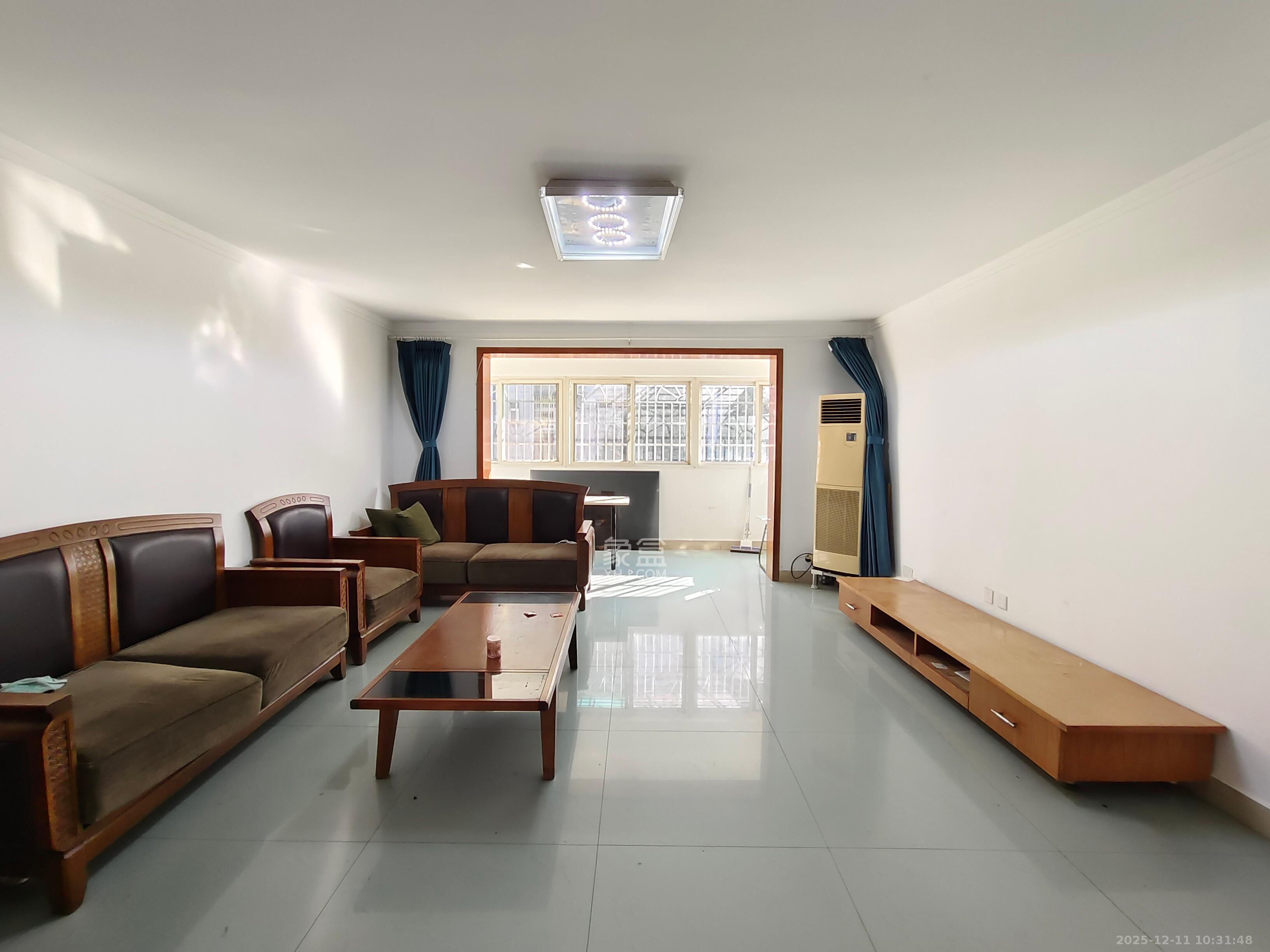 新桥小区  3室2厅2卫    2000.0元/月