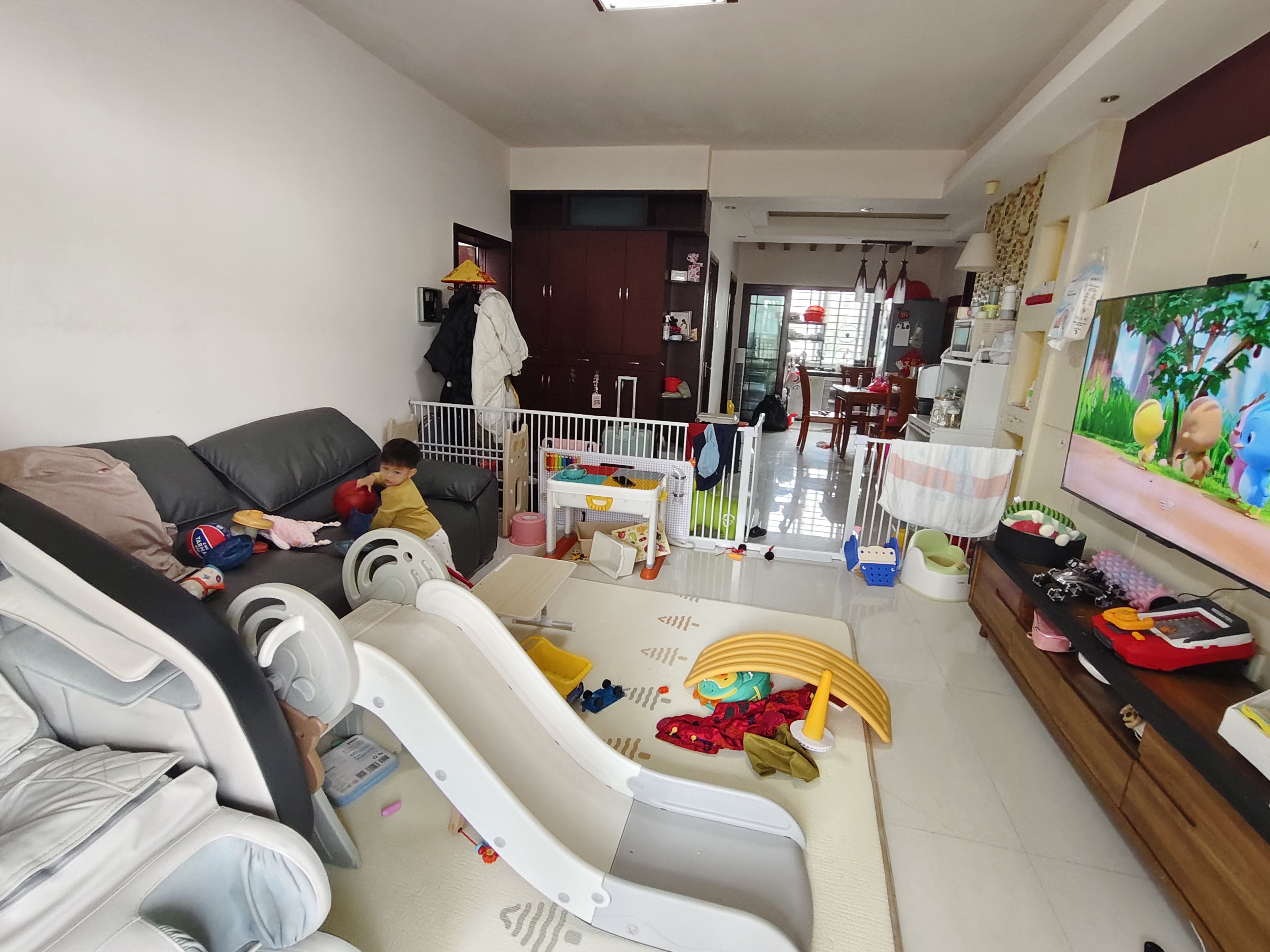 天上人间  4室2厅2卫    2500.0元/月