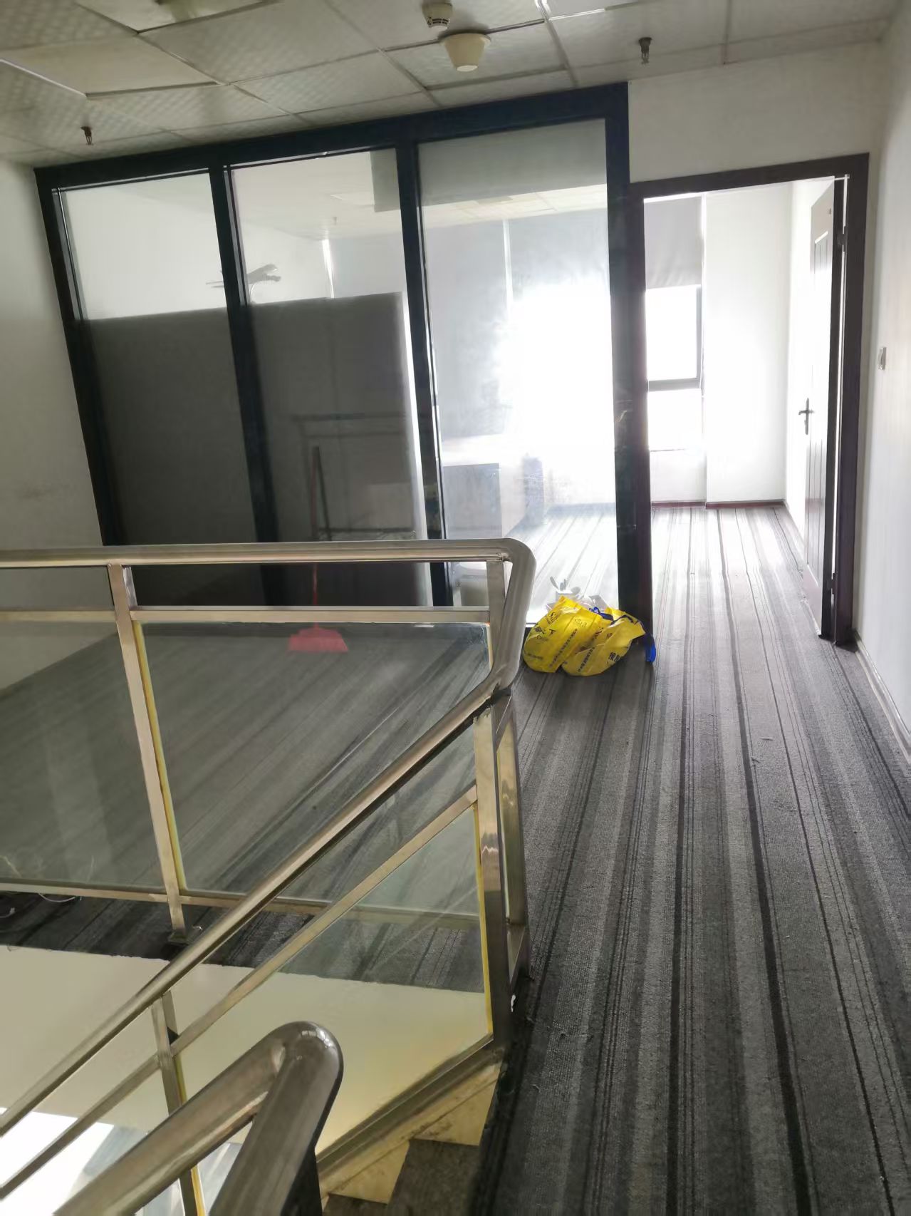 中建国际大厦  1室0厅0卫    2400.0元/月