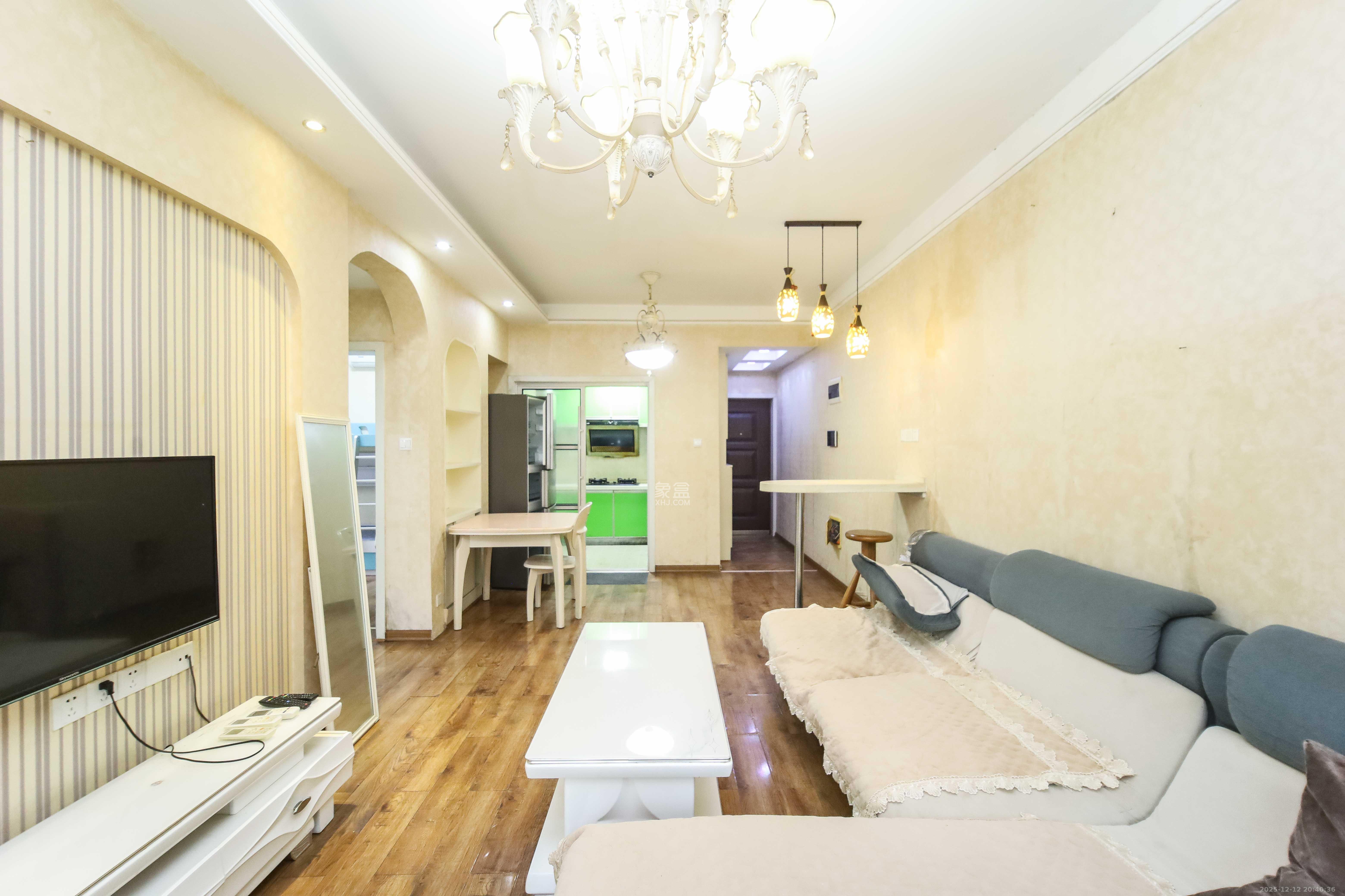 泊爱蓝湾  2室2厅1卫    68.0万客厅