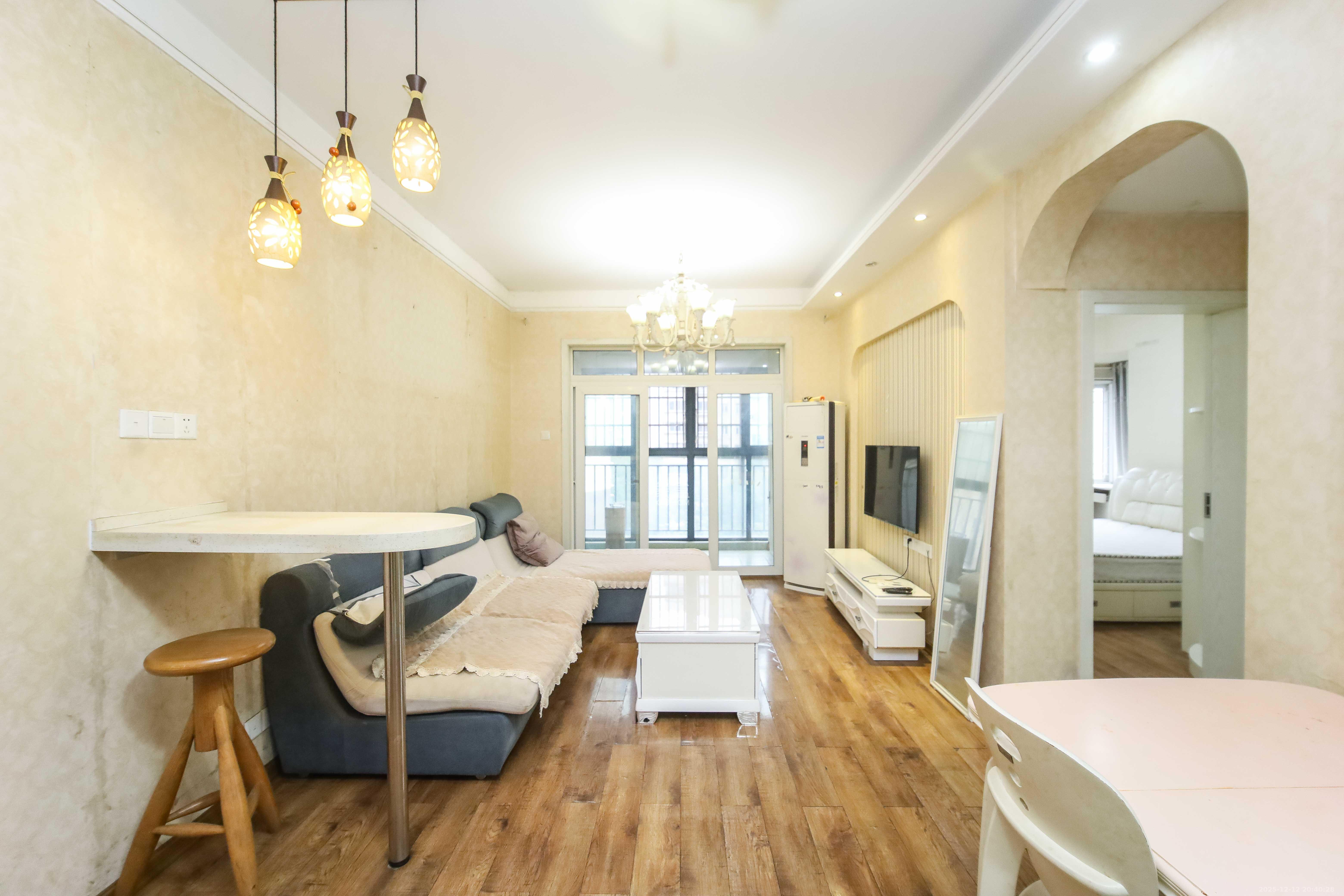 泊爱蓝湾 2室2厅1卫 68.0万 泊爱蓝湾 2室2厅1卫 68.0万客厅