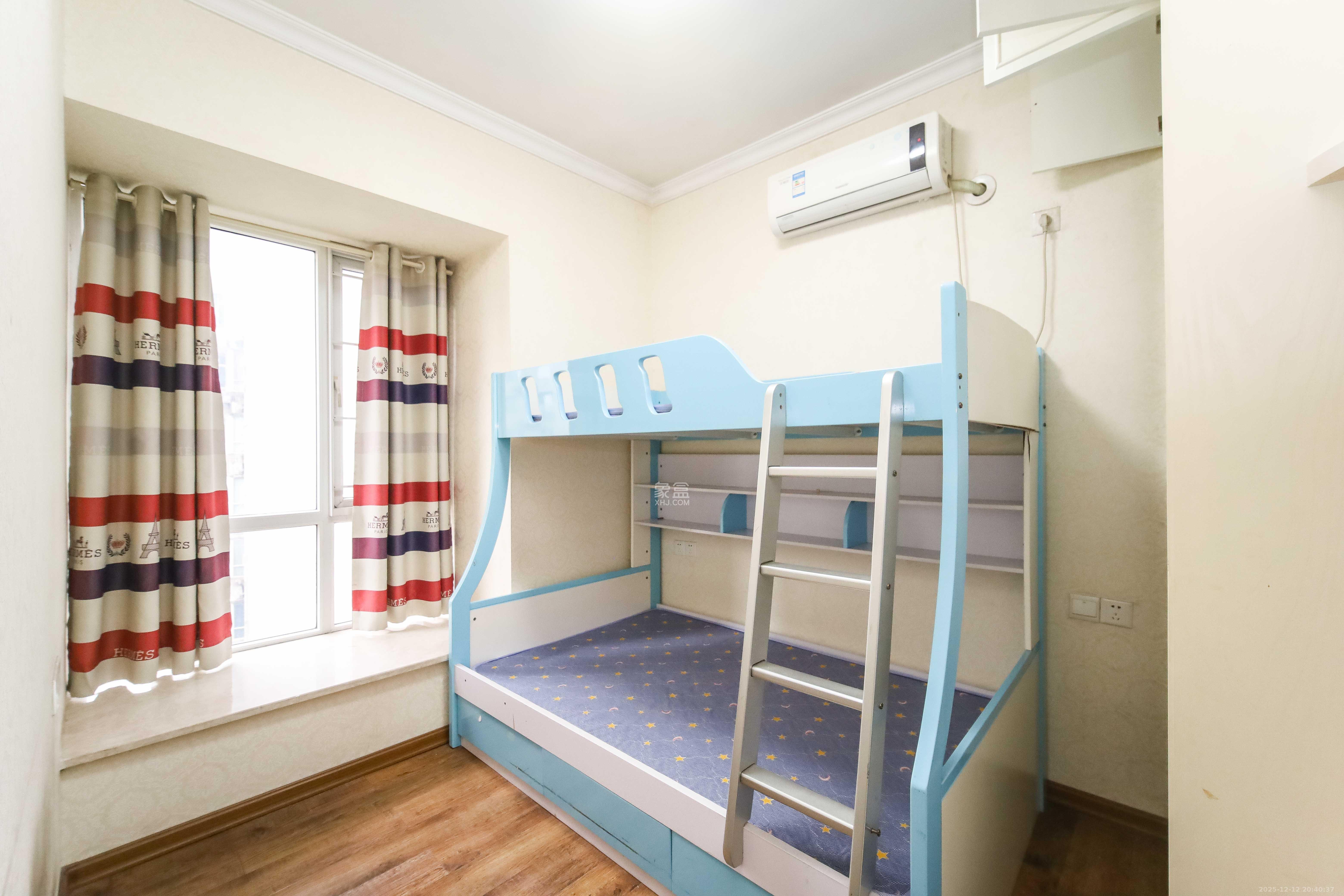 泊爱蓝湾  2室2厅1卫    68.0万卧室