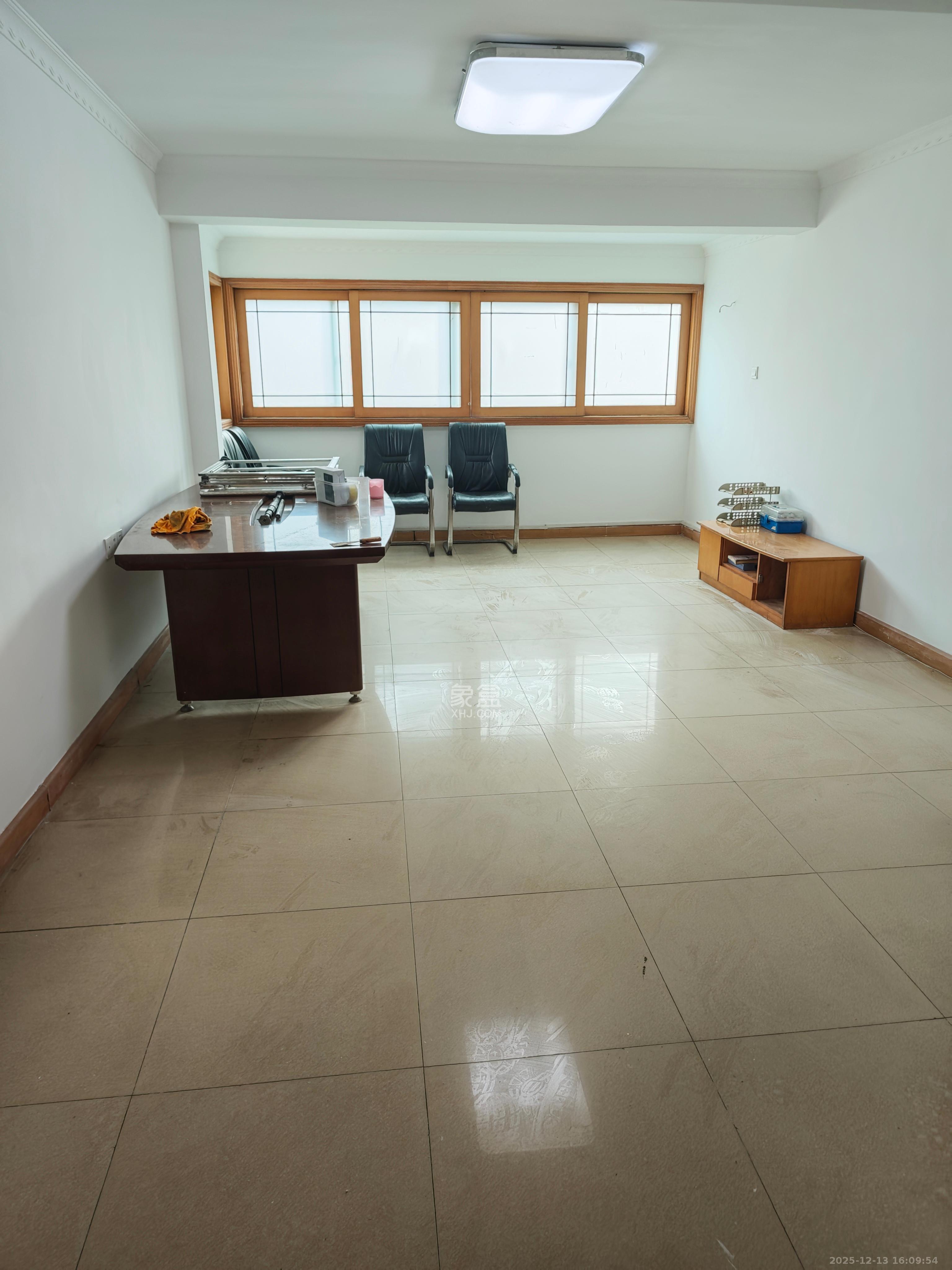 咸嘉新村嘉文苑  5室2厅2卫    2400.0元/月