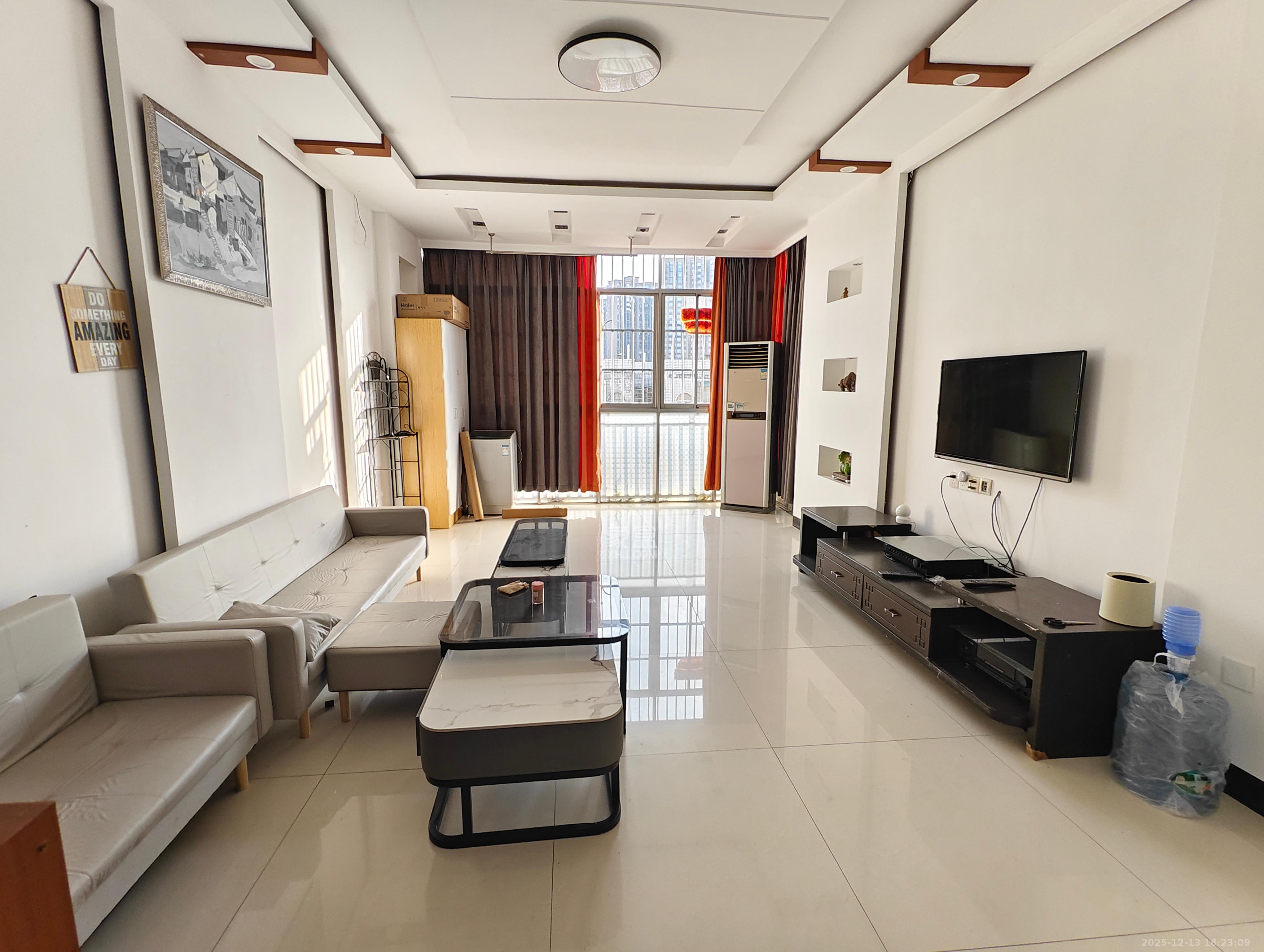 都市春天  3室2厅2卫    2600.0元/月