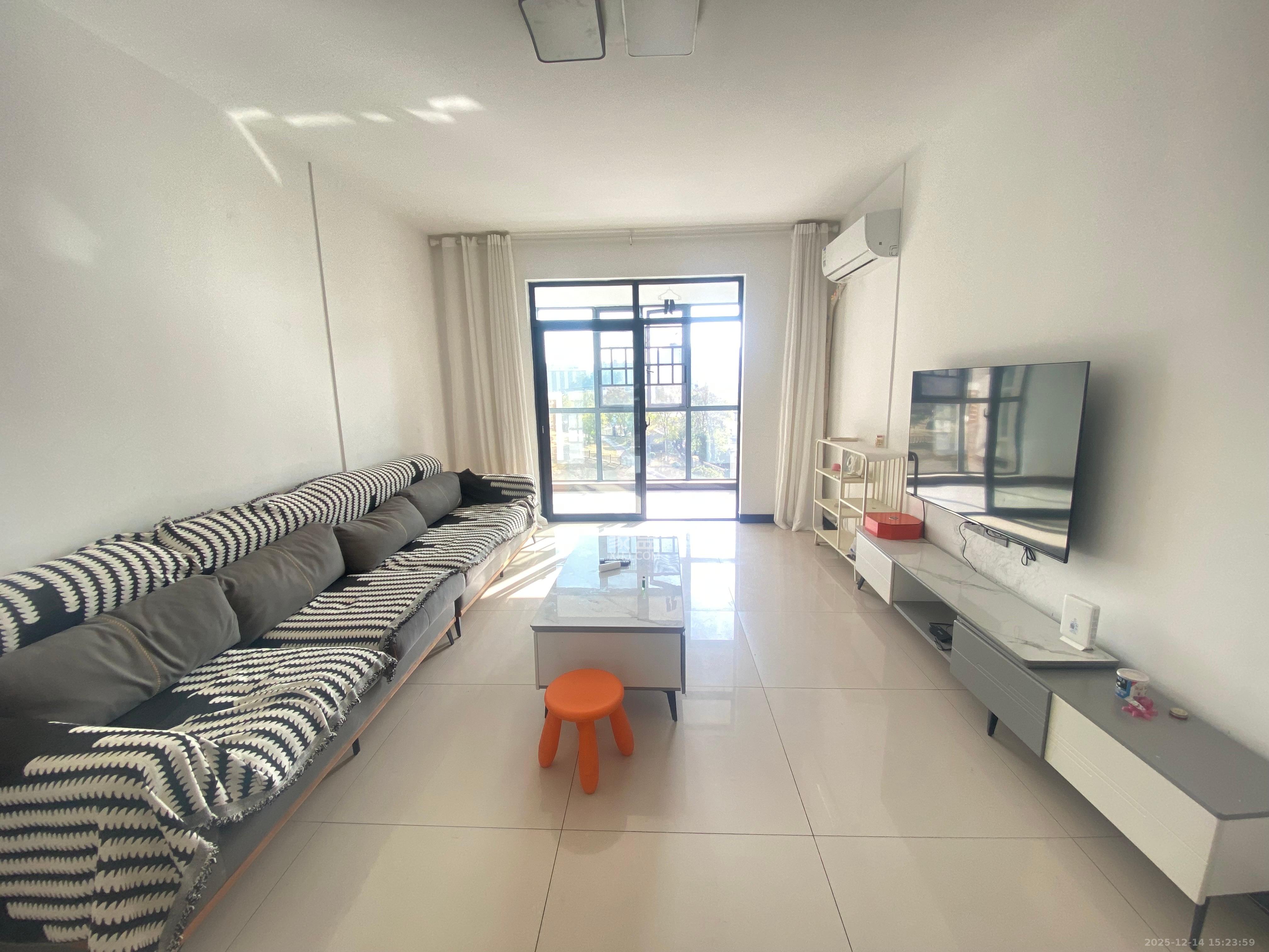 中央美郡  4室2厅2卫    3600.0元/月