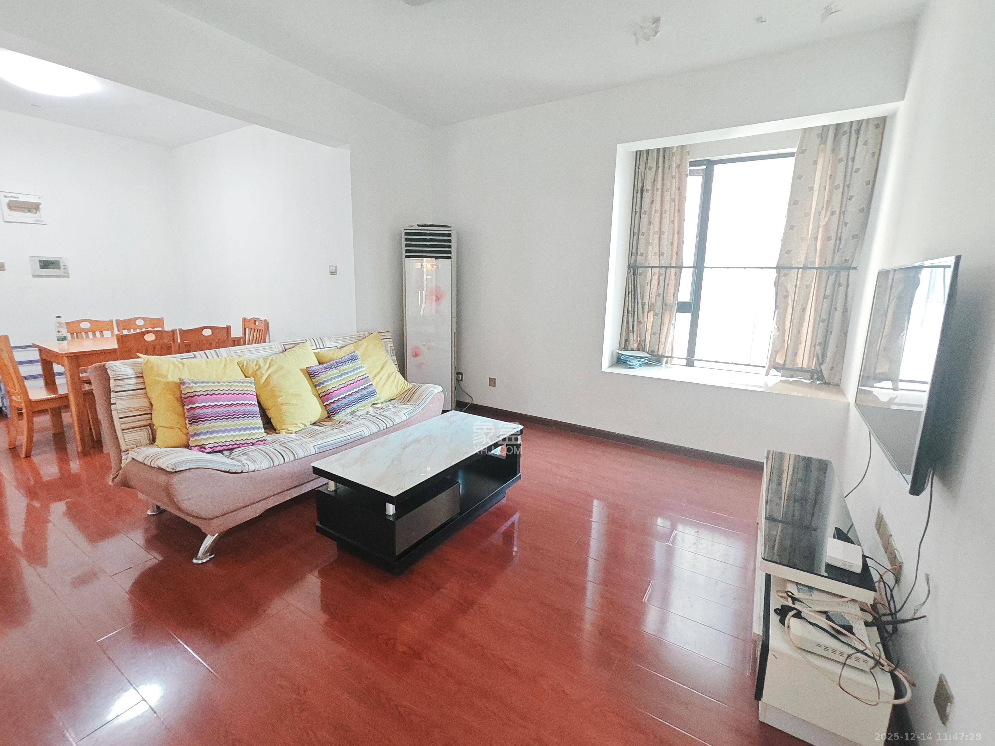 长房时代城  3室1厅1卫    2400.0元/月