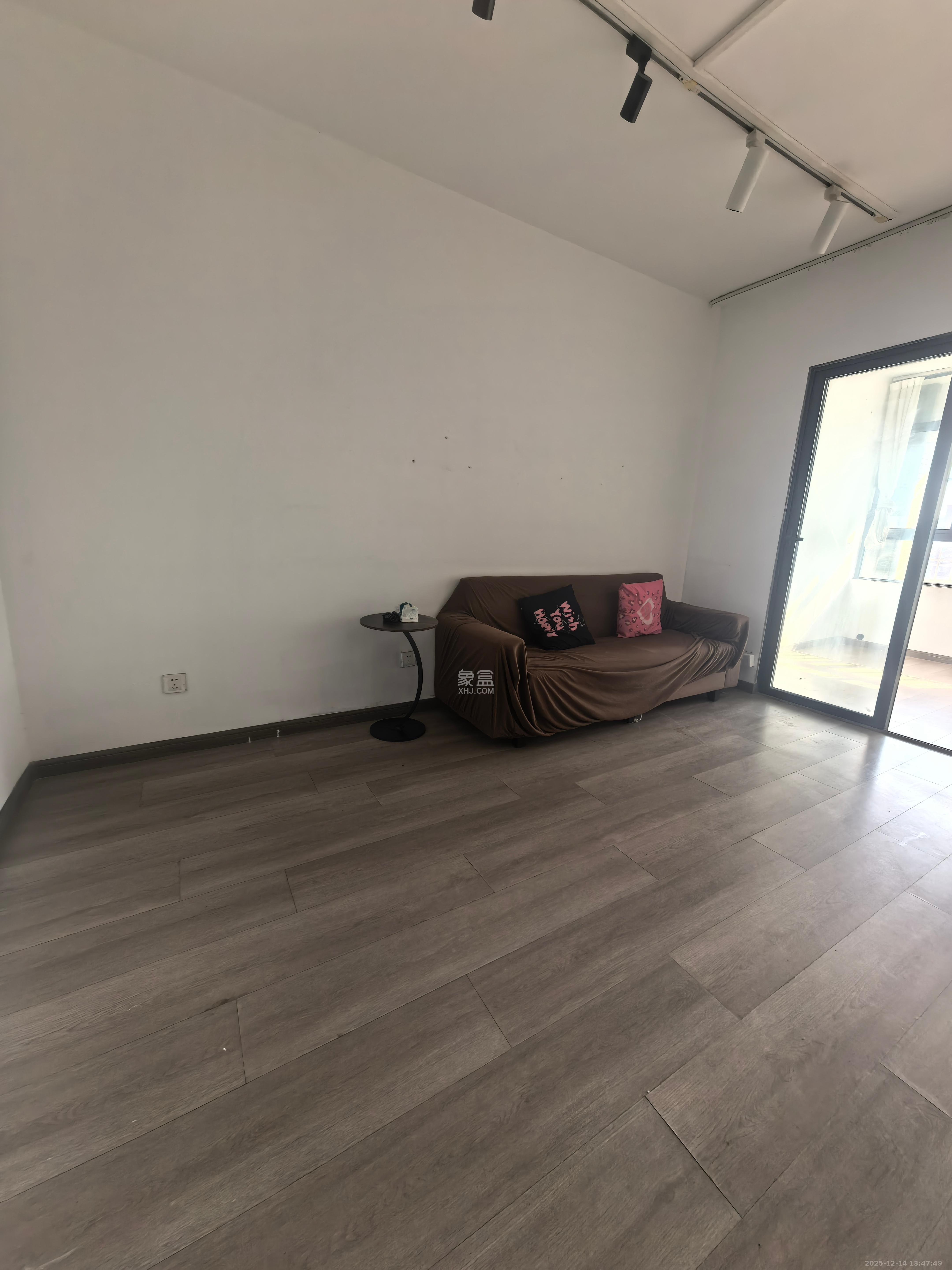 华润五彩城  2室2厅1卫    1800.0元/月