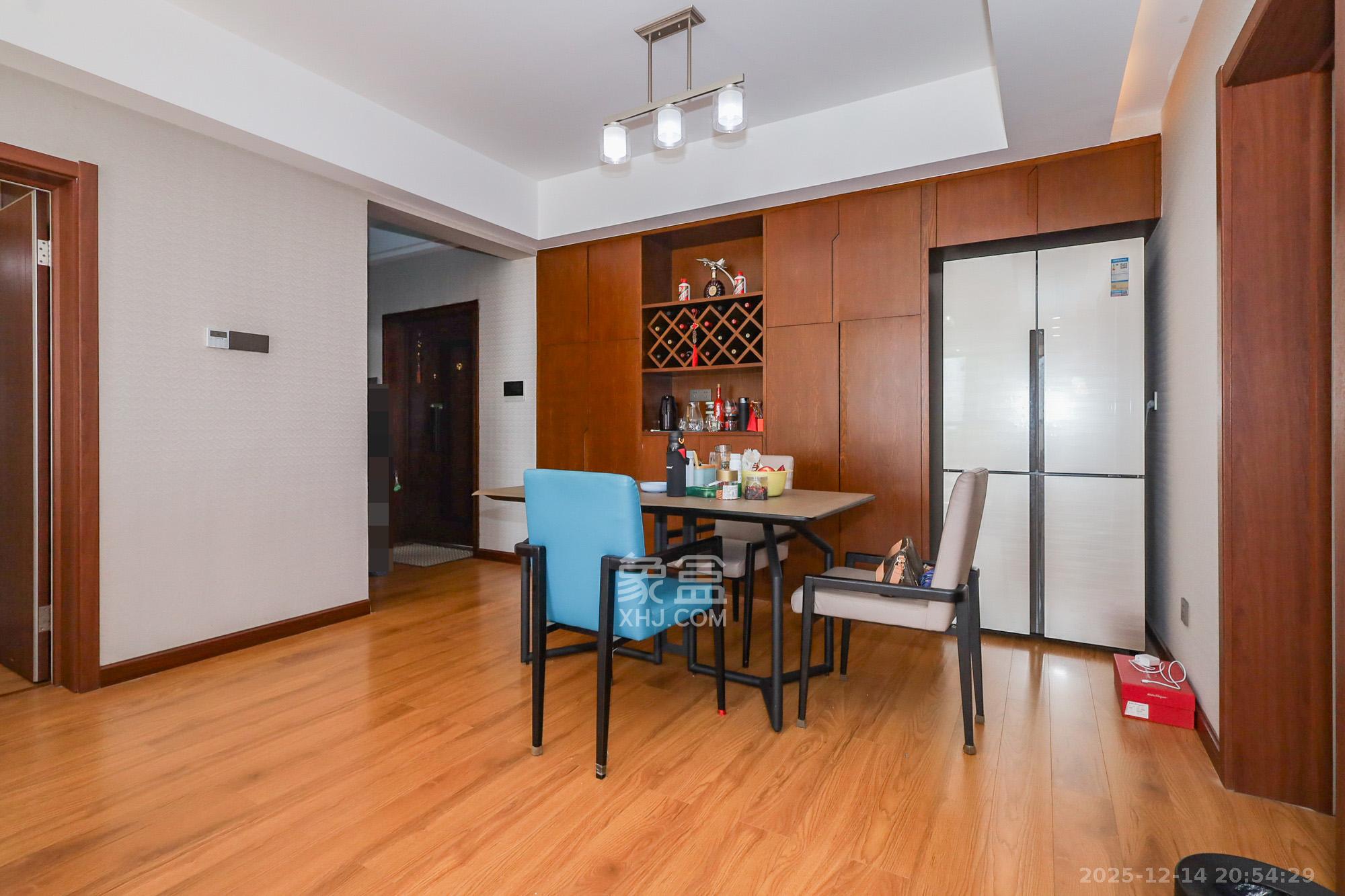 八方小区B区  3室2厅2卫    320.0万其他