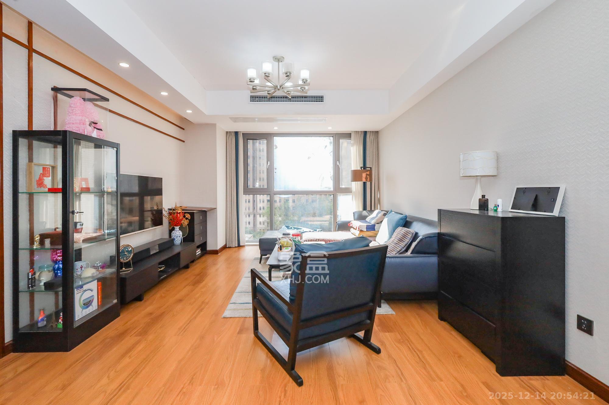 八方小区B区 3室2厅2卫 320.0万 八方小区B区 3室2厅2卫 320.0万客厅