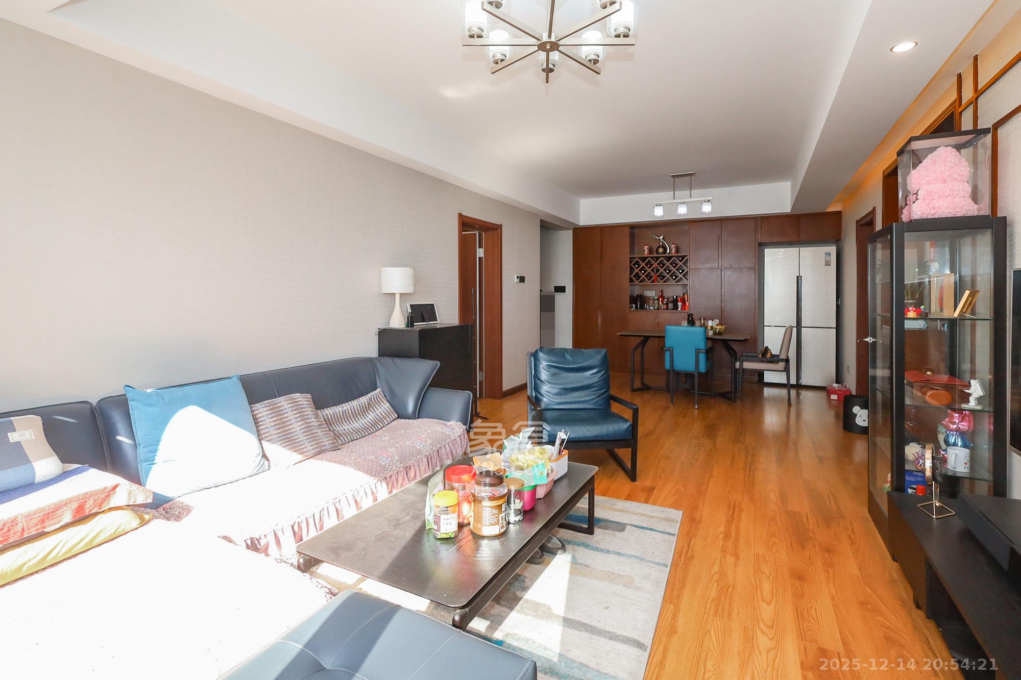 八方小区B区 3室2厅2卫 320.0万 八方小区B区 3室2厅2卫 320.0万客厅