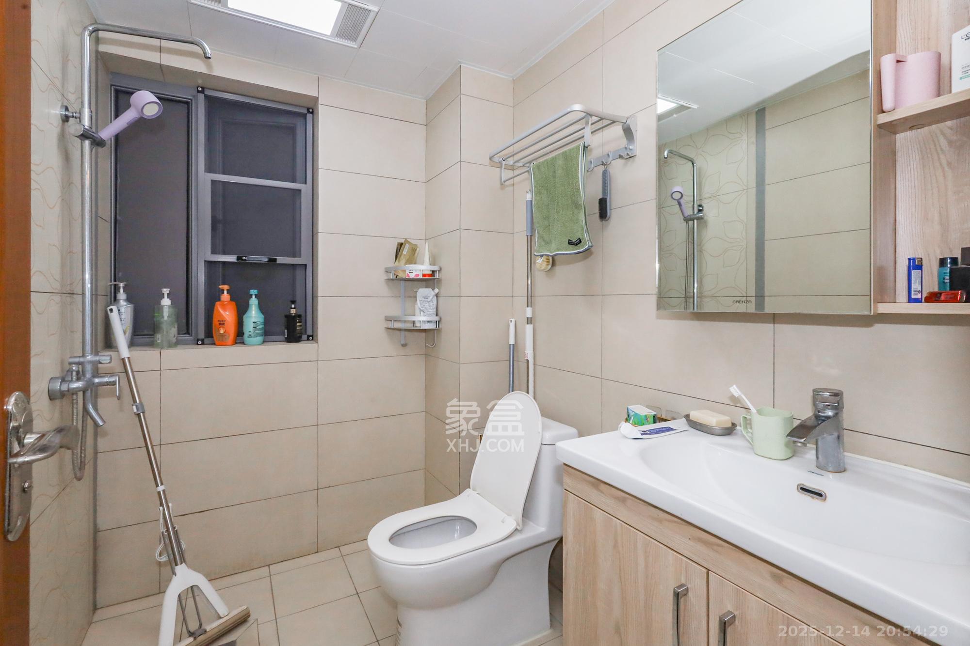 八方小区B区  3室2厅2卫    320.0万卫生间