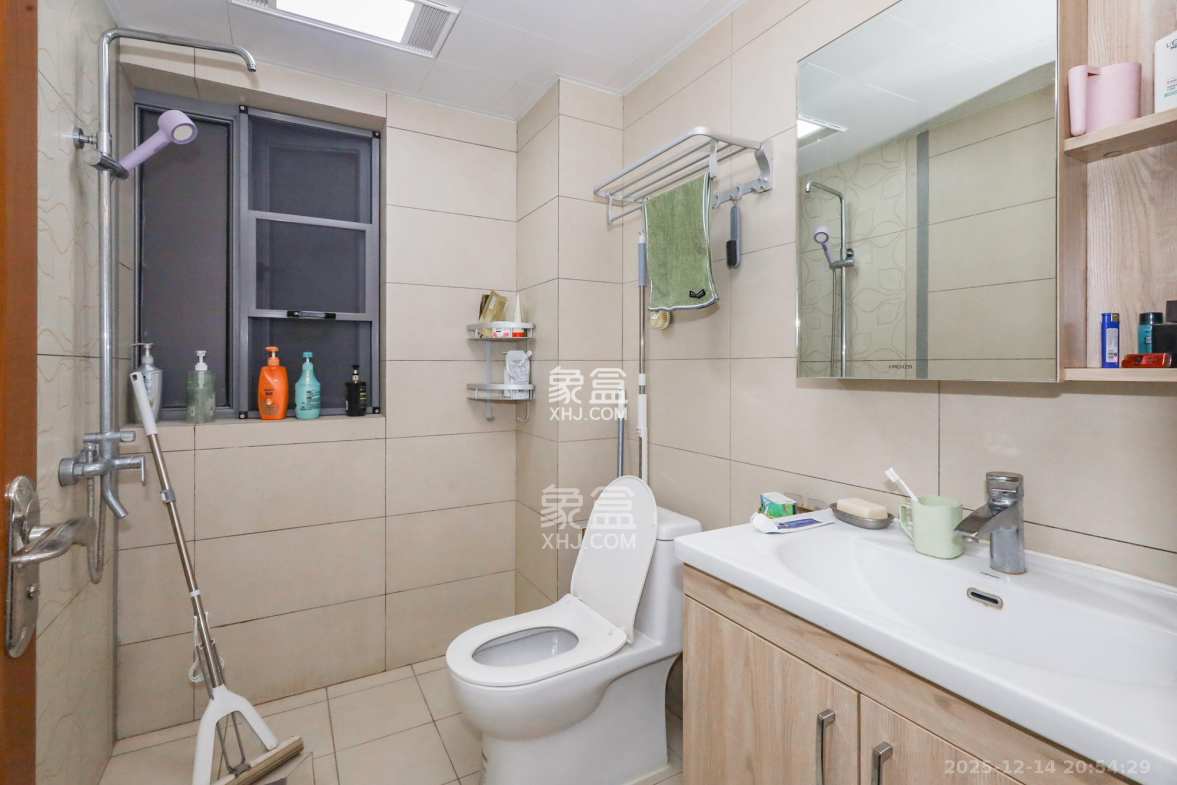 八方小区B区 3室2厅2卫 320.0万 八方小区B区 3室2厅2卫 320.0万卫生间