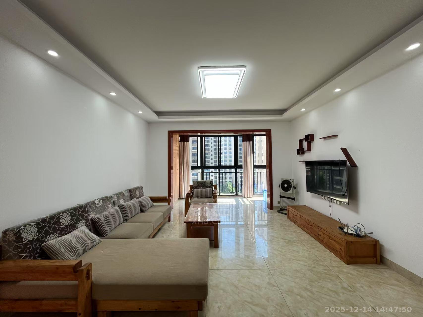 龙腾国际  4室2厅2卫    2000.0元/月