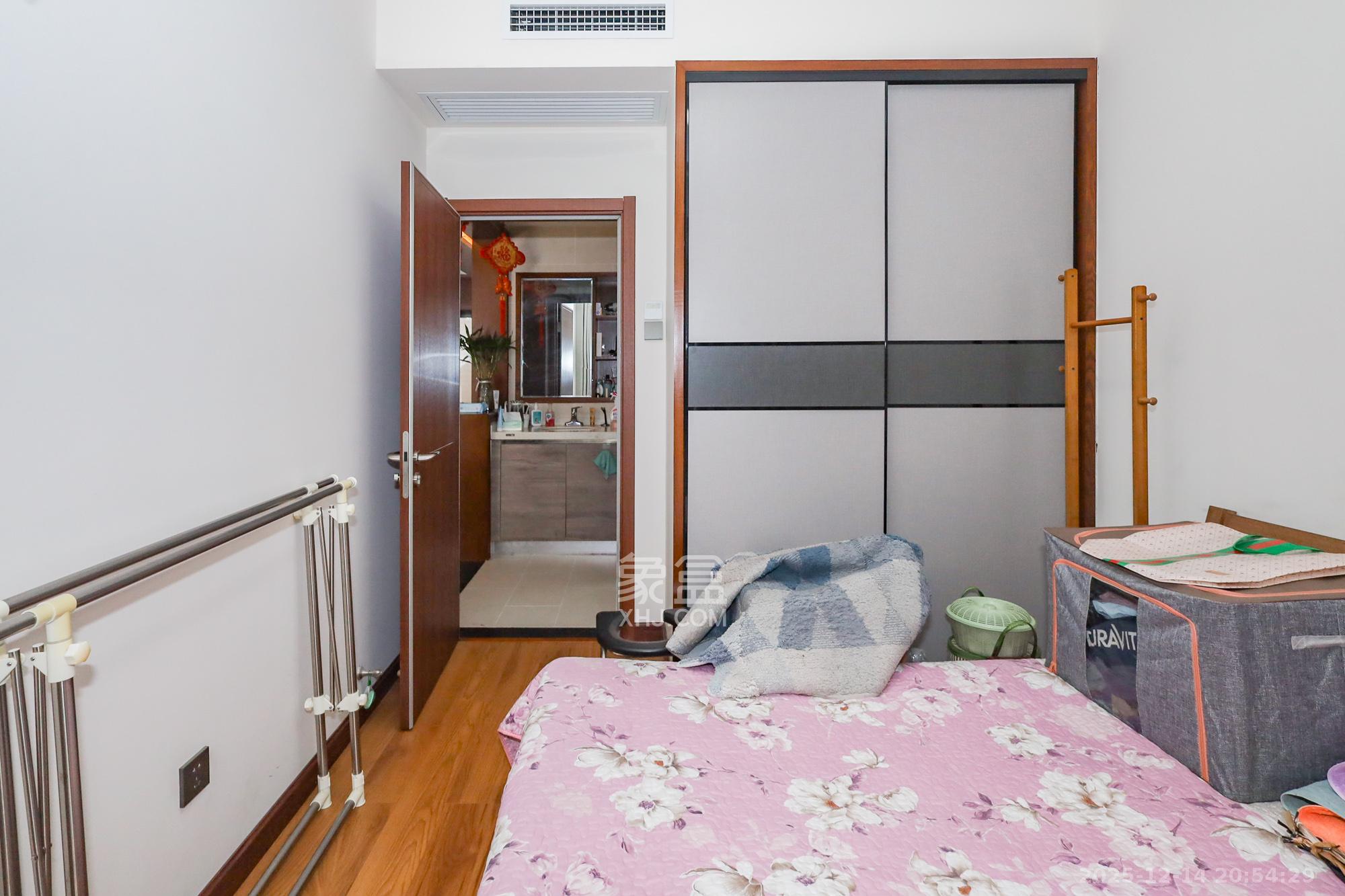 八方小区B区  3室2厅2卫    320.0万卧室