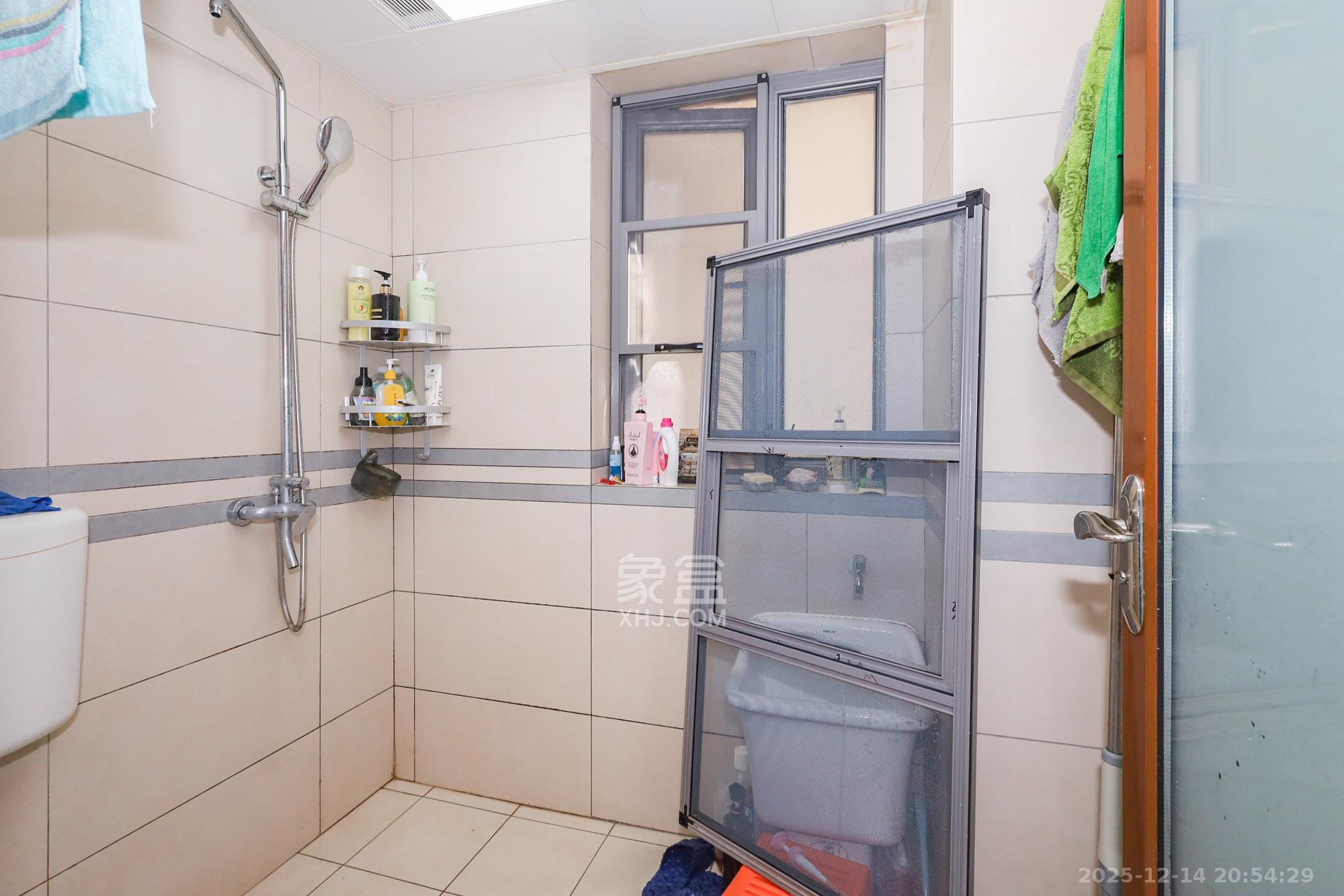 八方小区B区  3室2厅2卫    320.0万卫生间