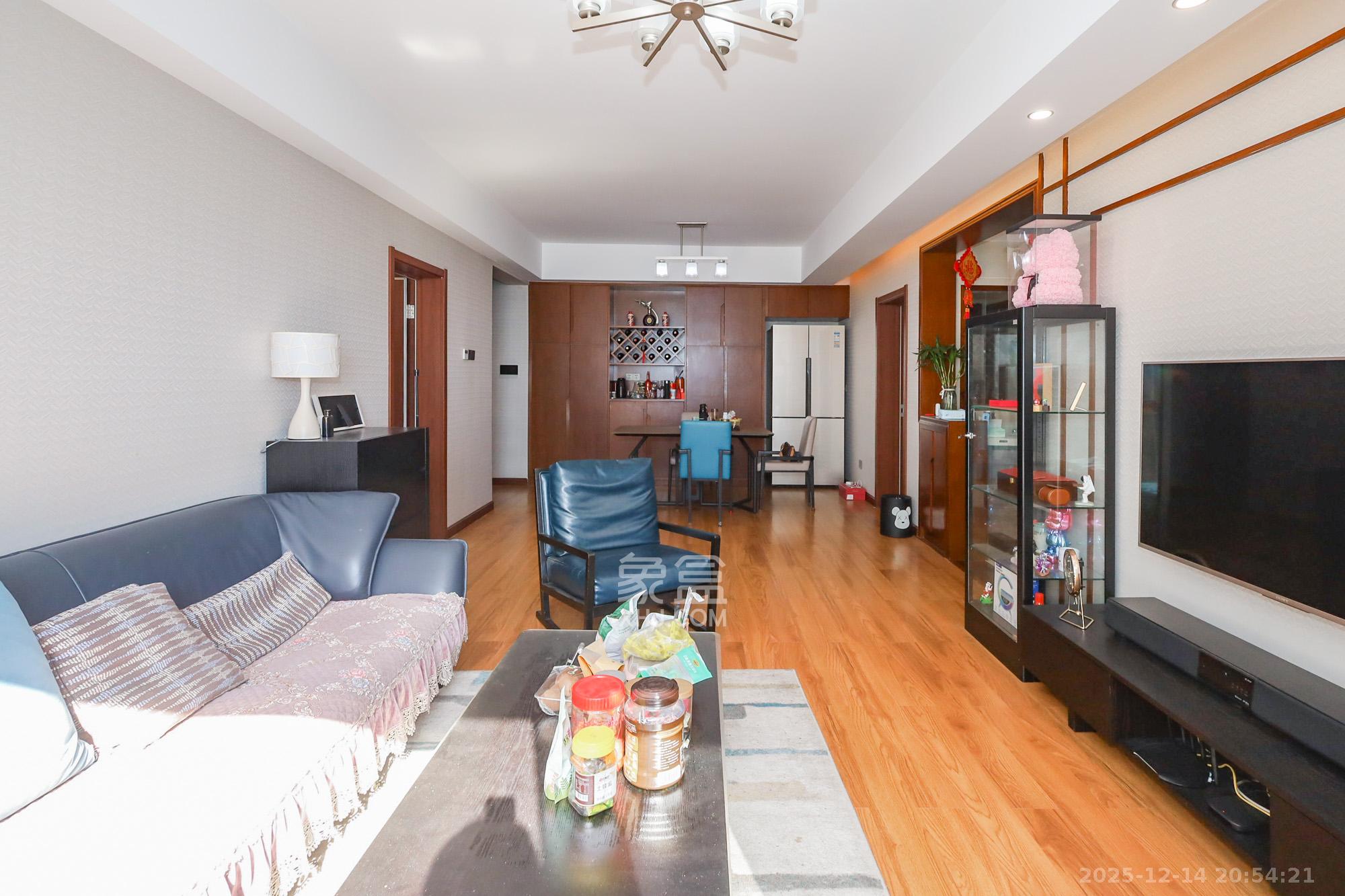 八方小区B区 3室2厅2卫 320.0万 八方小区B区 3室2厅2卫 320.0万客厅