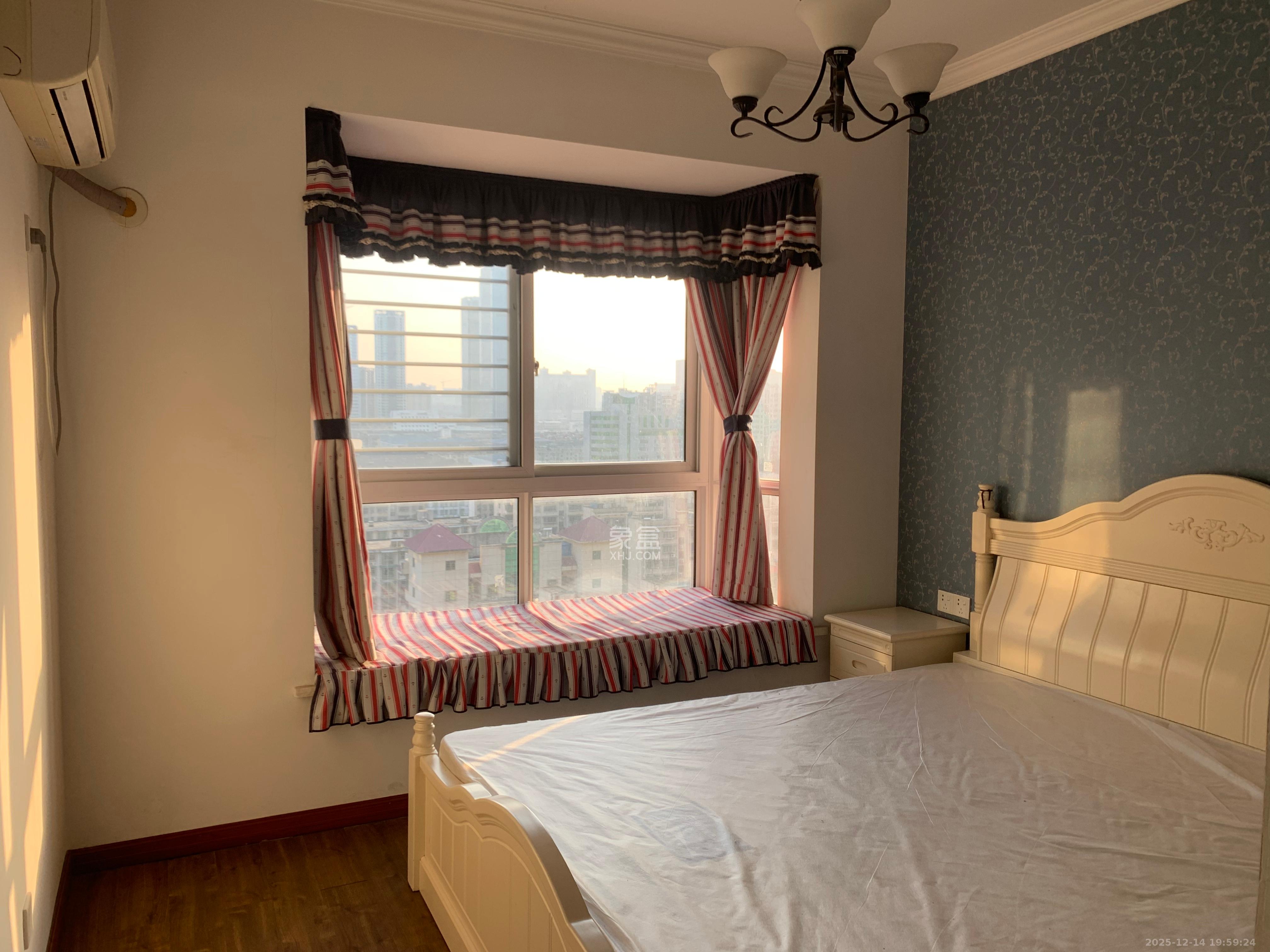 先锋东外滩  2室2厅2卫    2400.0元/月