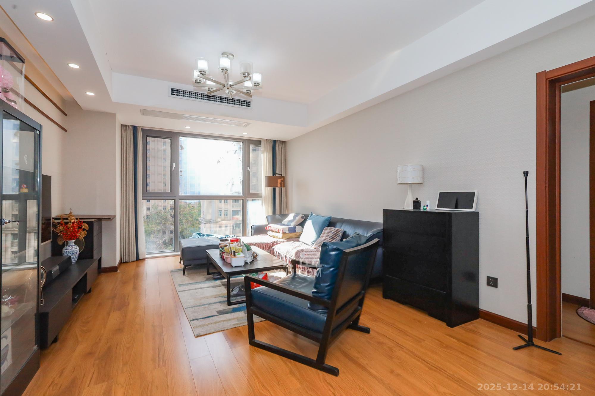 八方小区B区  3室2厅2卫    320.0万客厅