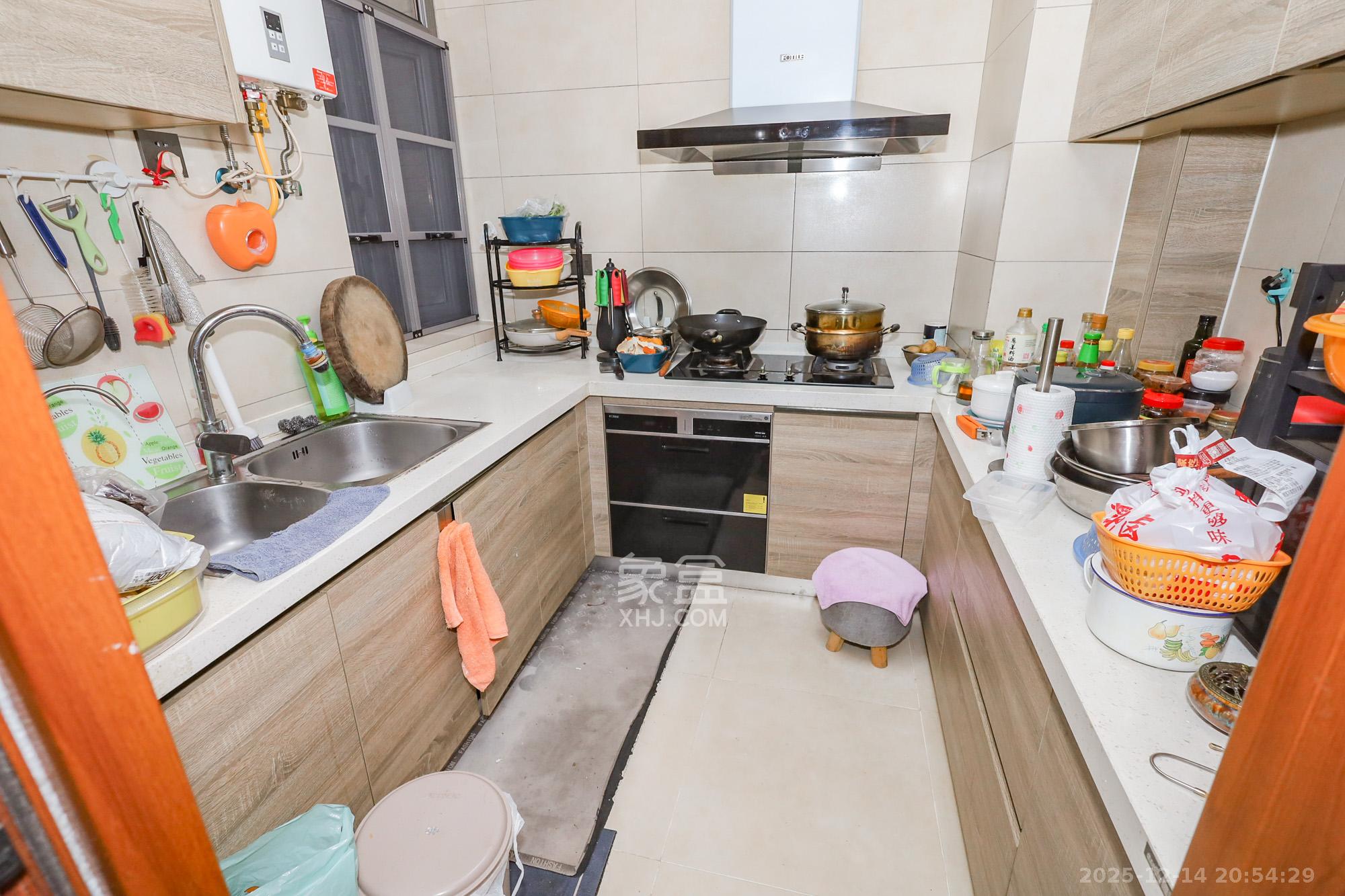 八方小区B区  3室2厅2卫    320.0万厨房