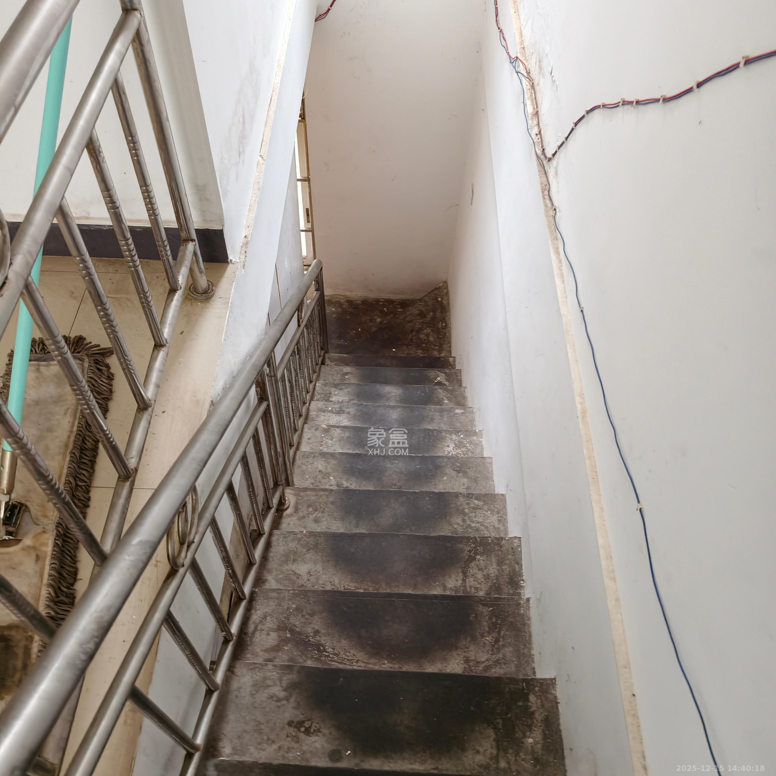 山水人家一二期   98.0㎡      2300.0元/月室内图