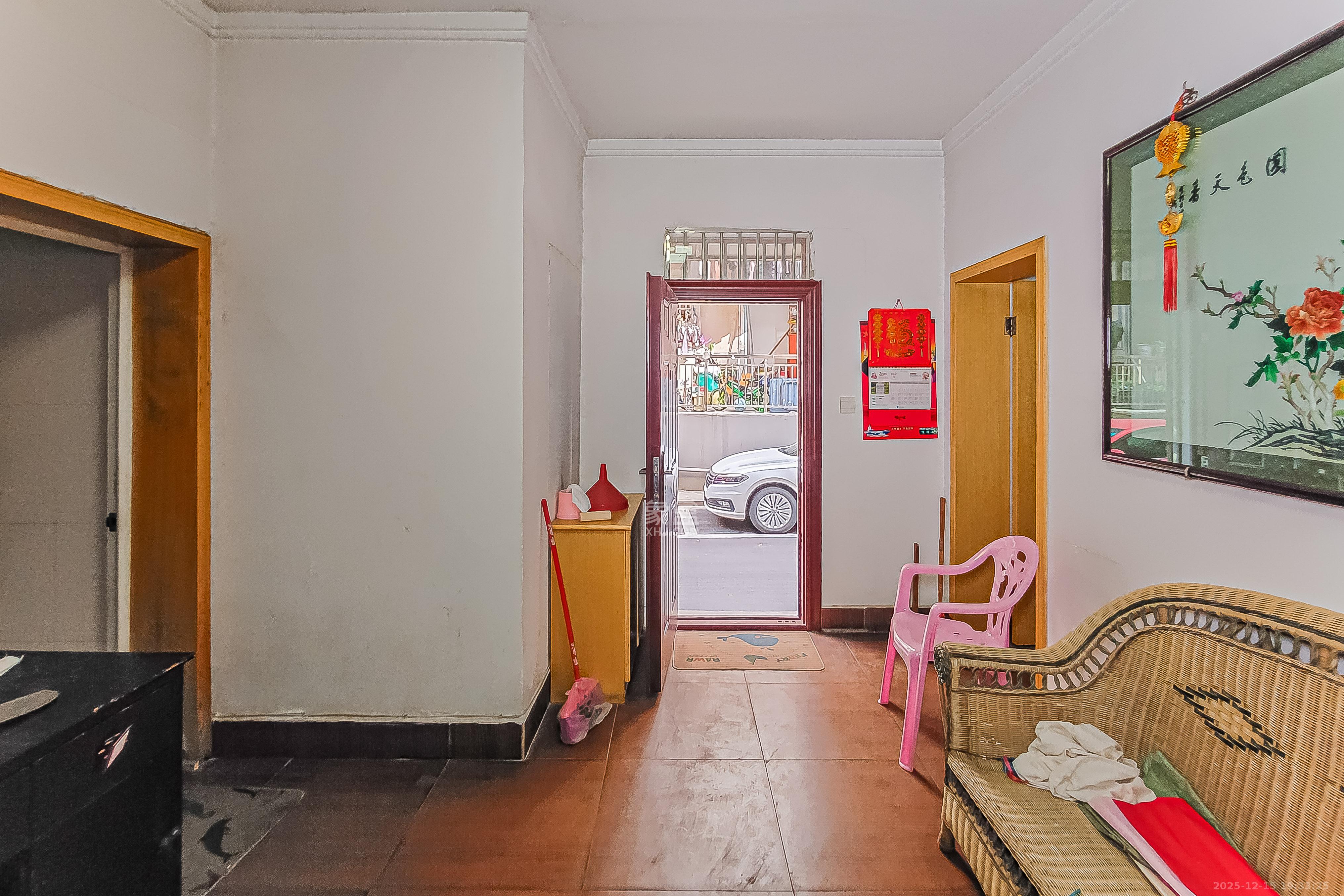 向东南社区  1室1厅1卫    30.0万客厅