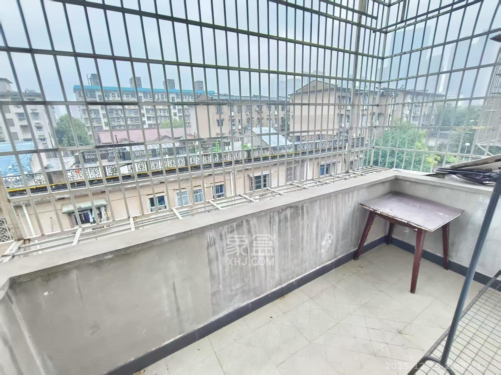 向东南社区  1室1厅1卫    1000.0元/月