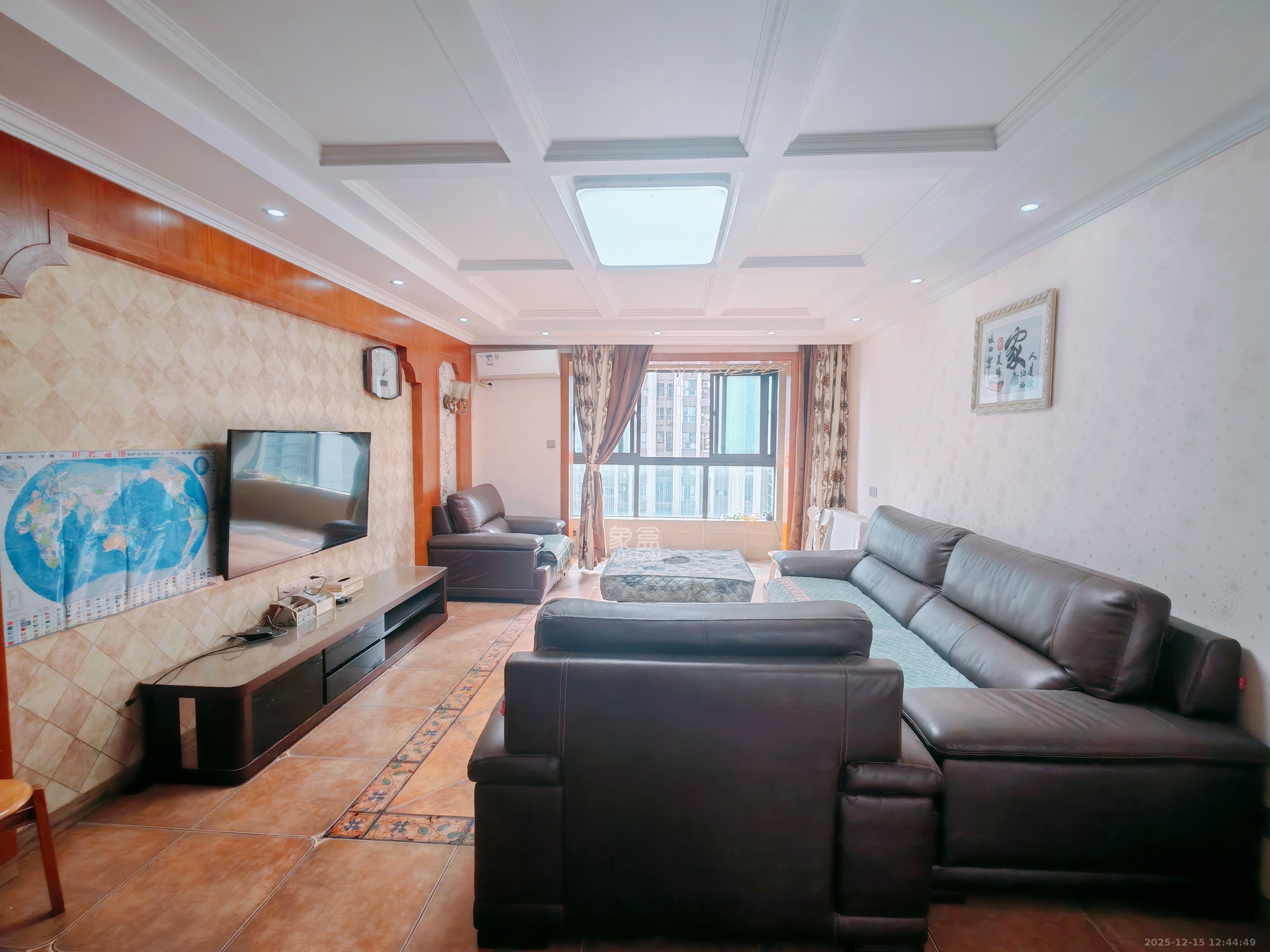 绿地中央广场  3室2厅2卫    3200.0元/月