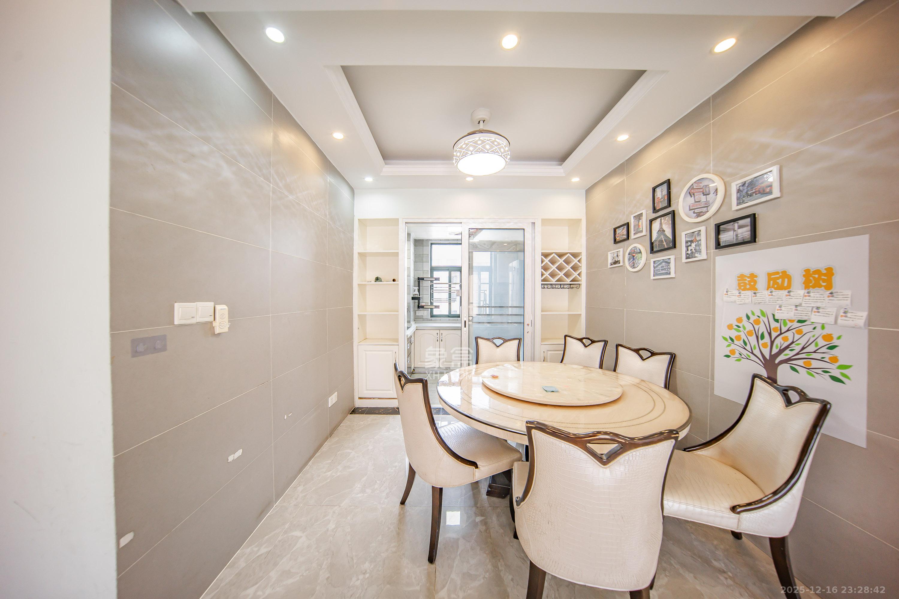 洋湖时代  3室2厅1卫    68.8万客厅