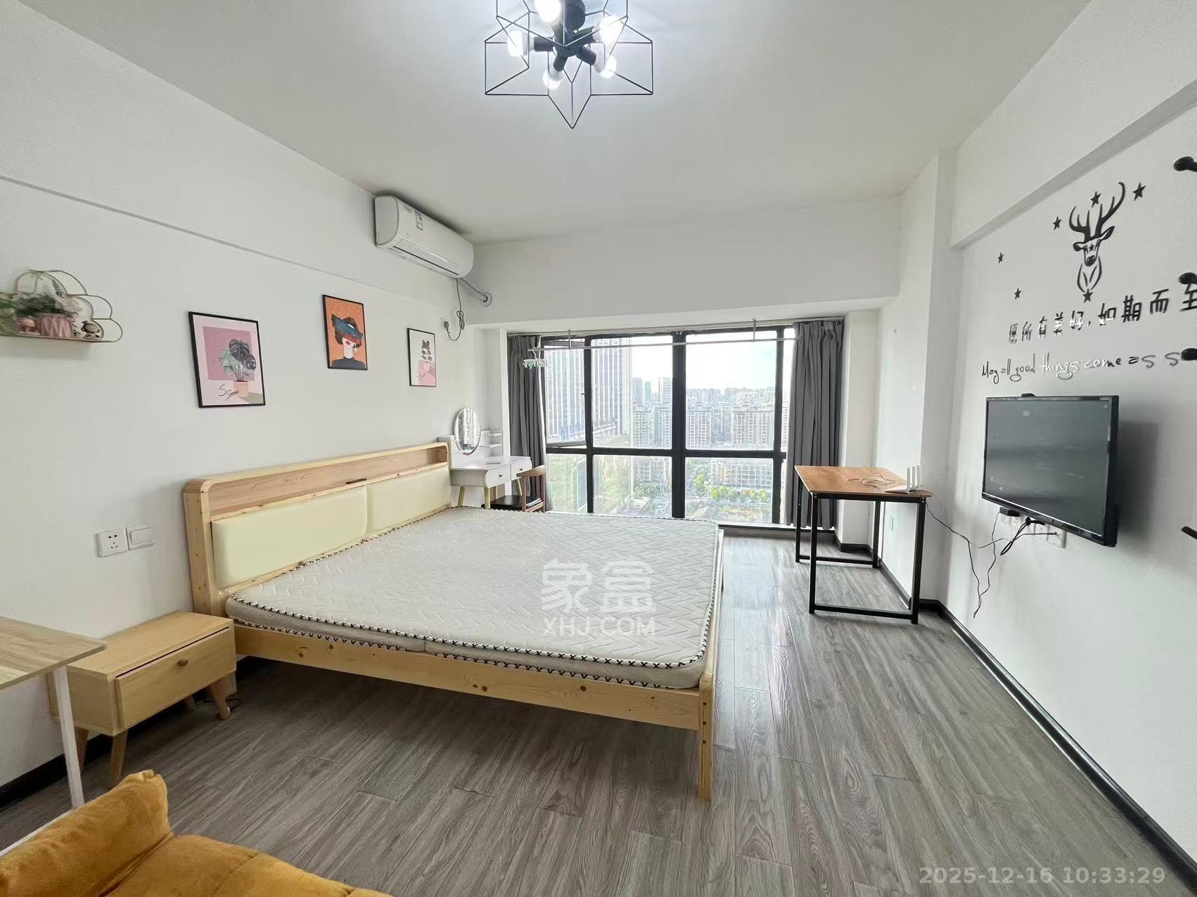 麓江春  1室1厅1卫    1700.0元/月