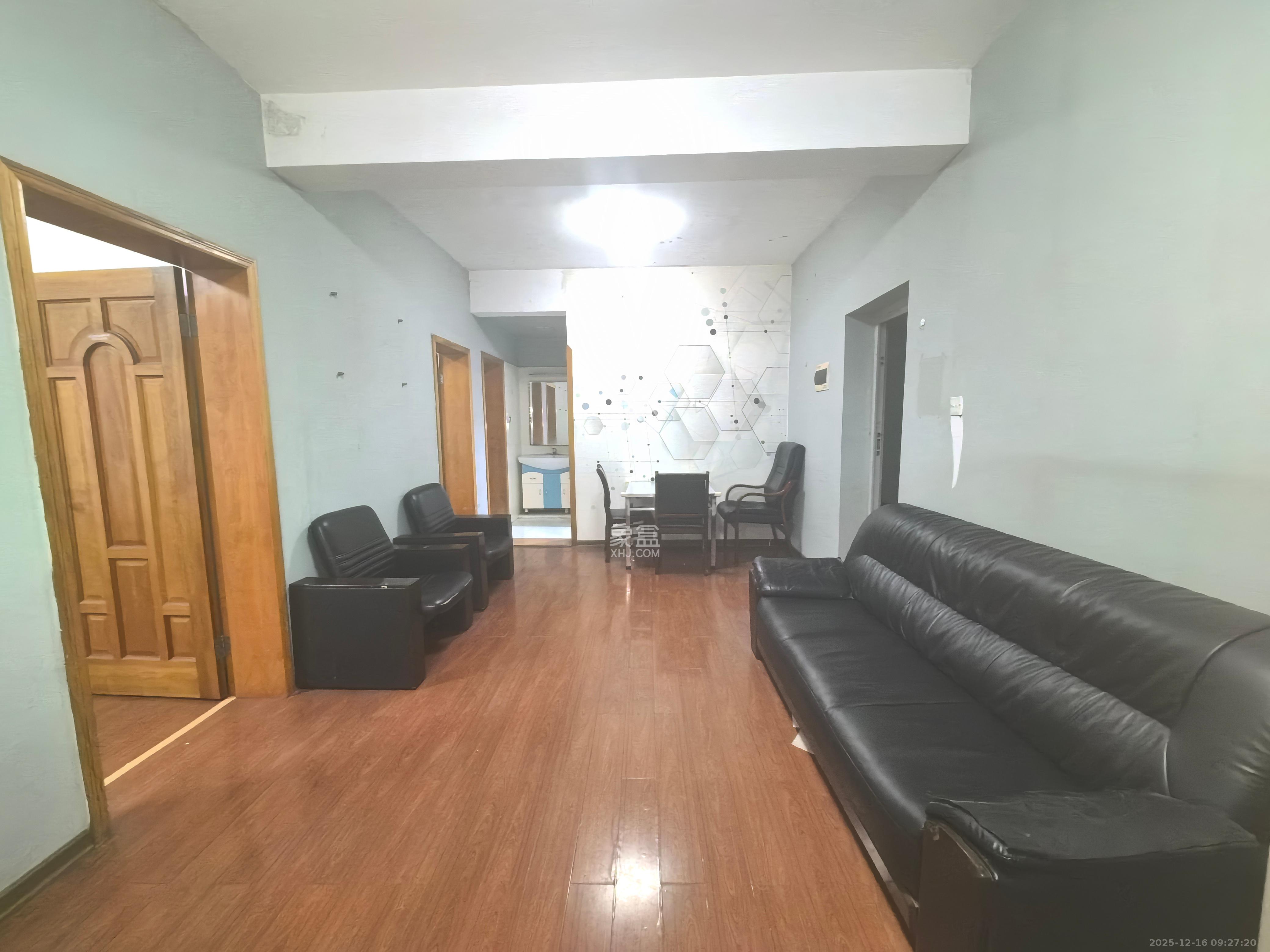 左岸右岸  2室1厅1卫    1700.0元/月