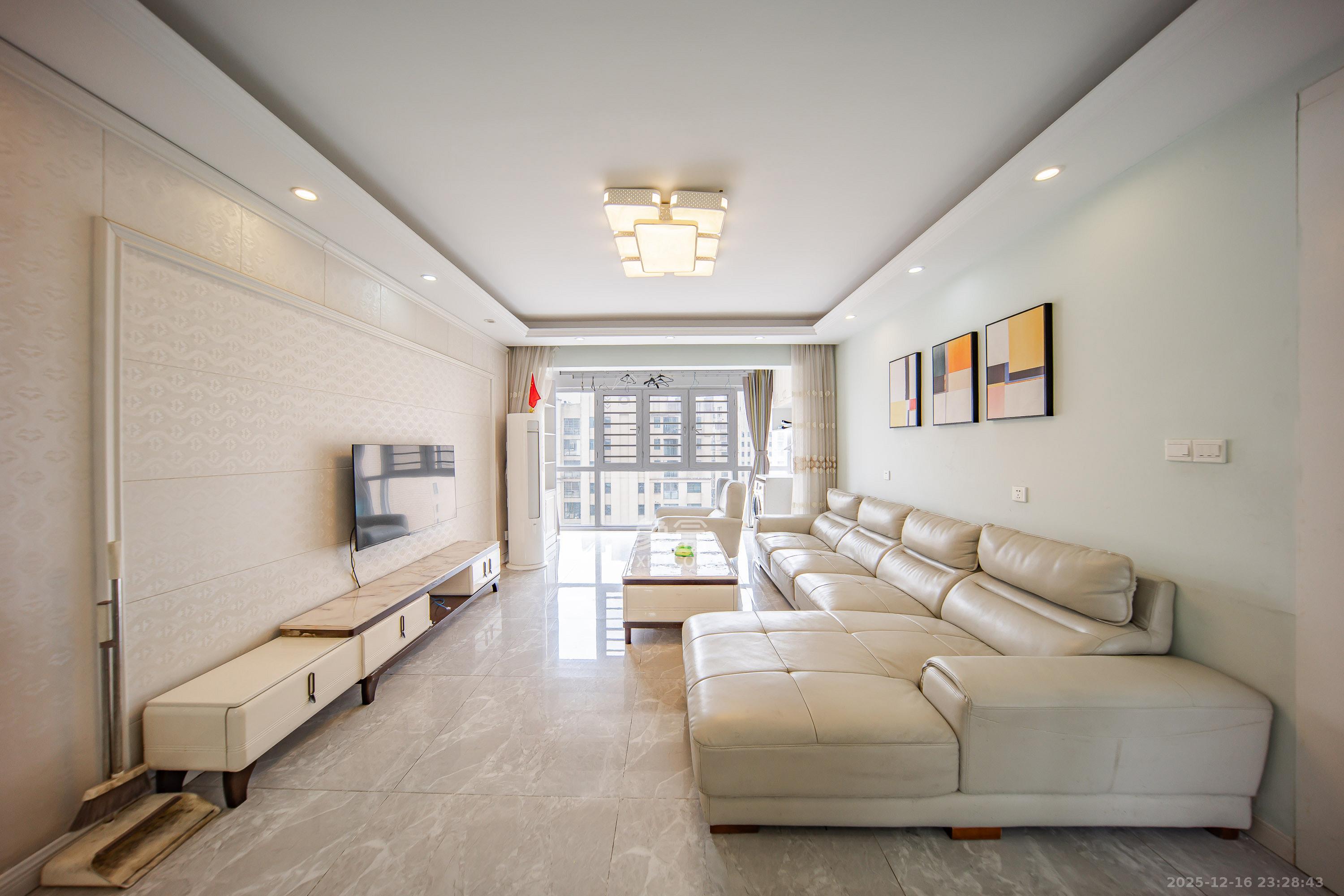 洋湖时代  3室2厅1卫    68.8万客厅