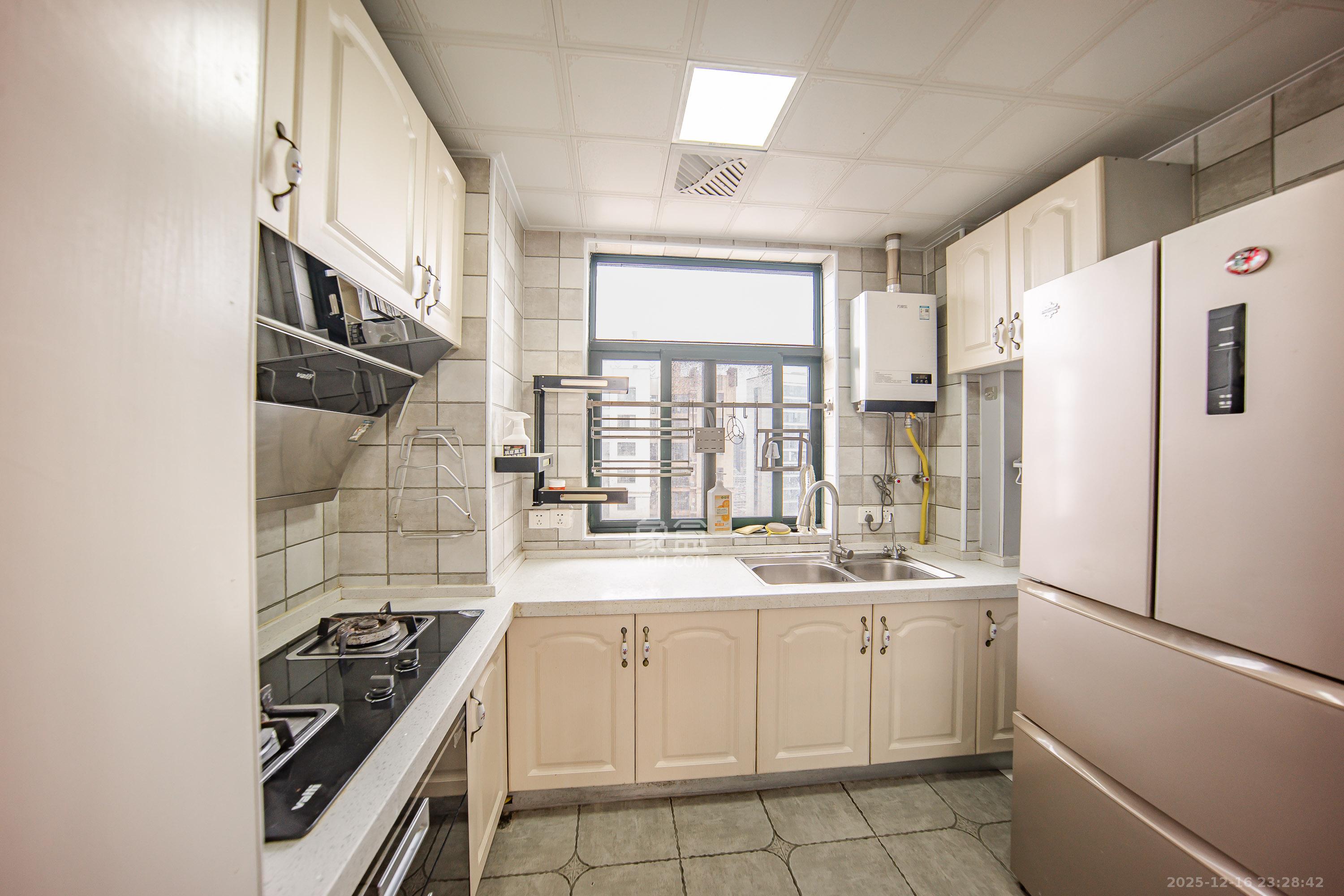 洋湖时代  3室2厅1卫    68.8万厨房