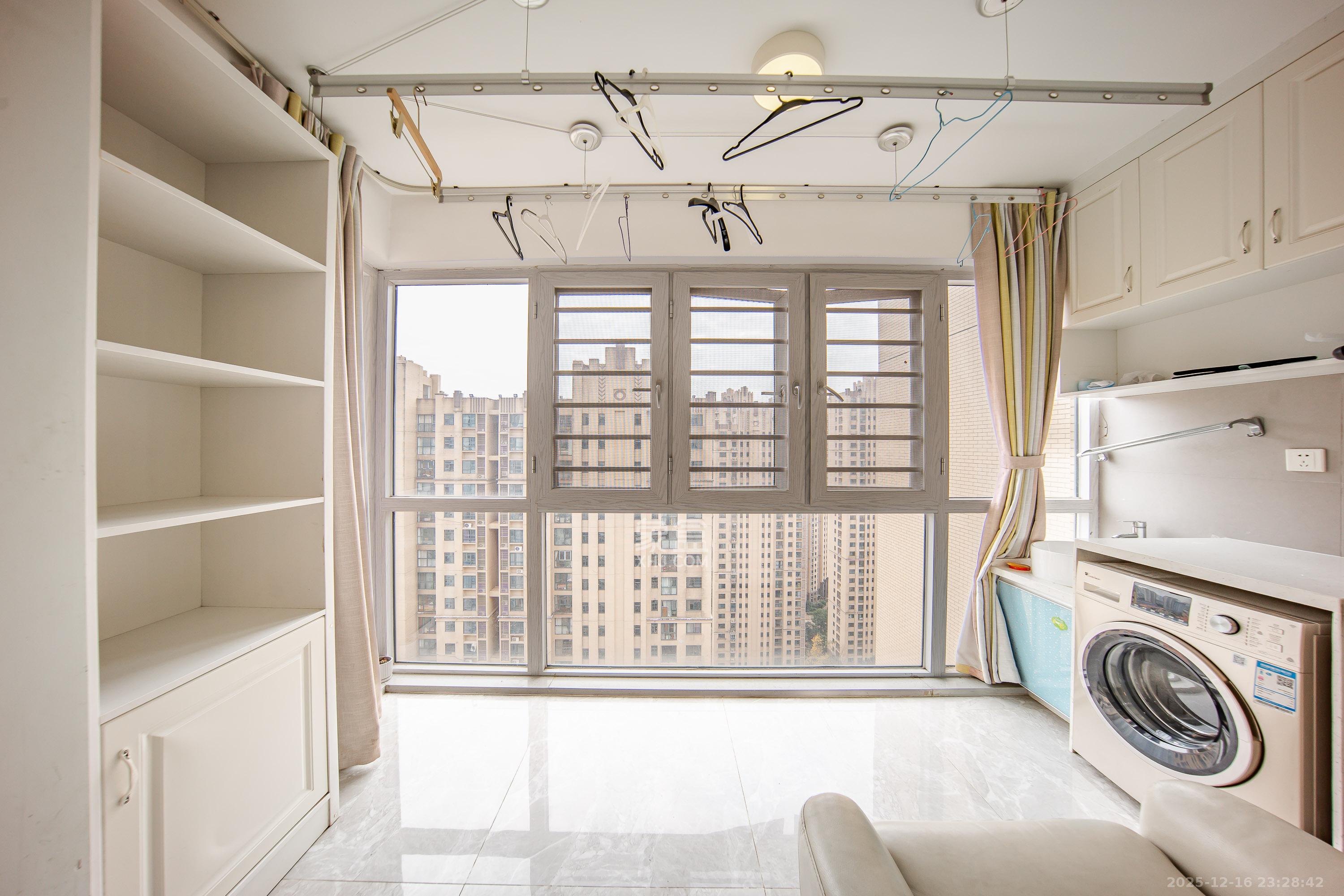 洋湖时代  3室2厅1卫    68.8万阳台