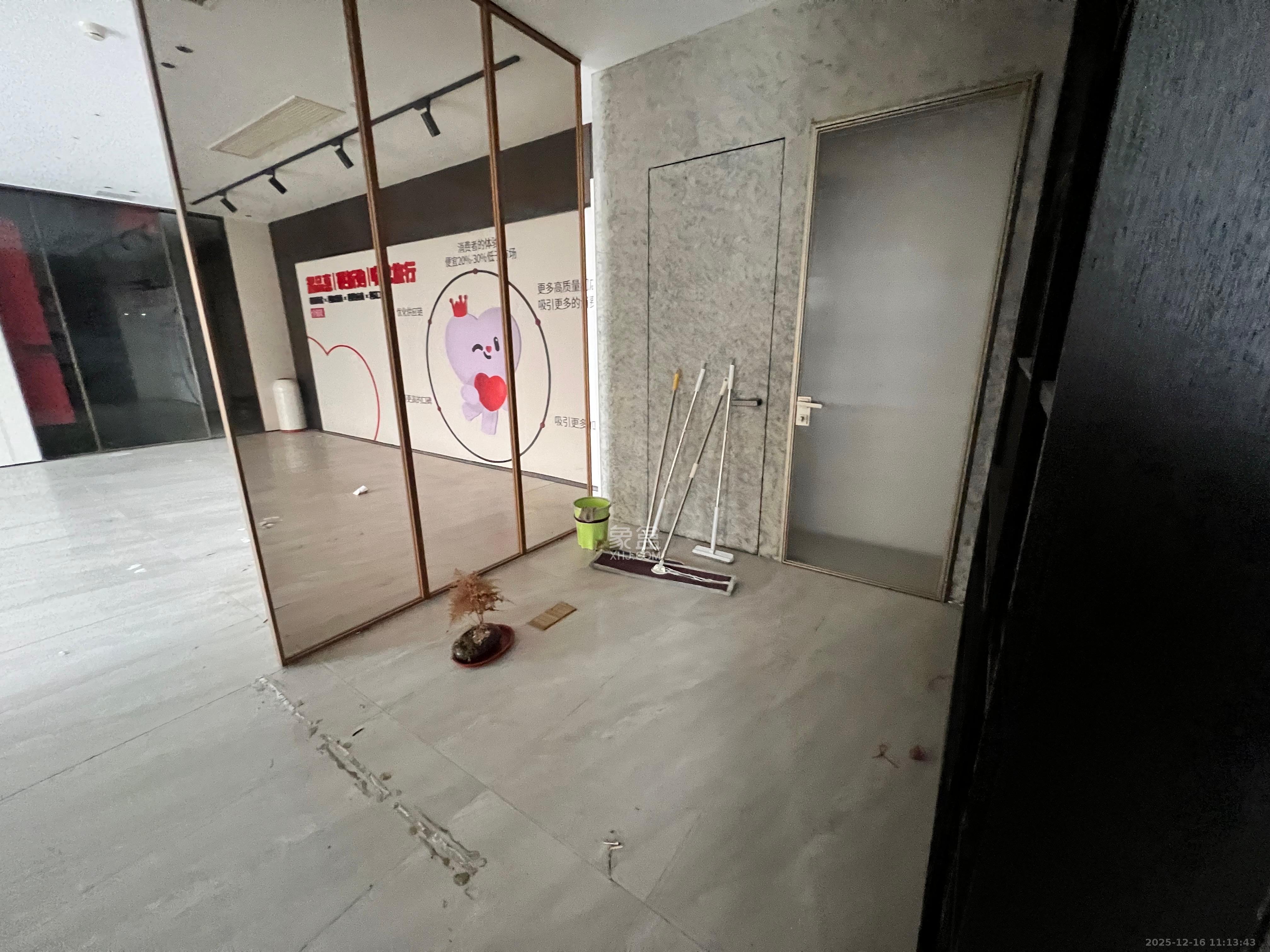 长房国际大厦   300.0㎡      18000.0元/月室内图